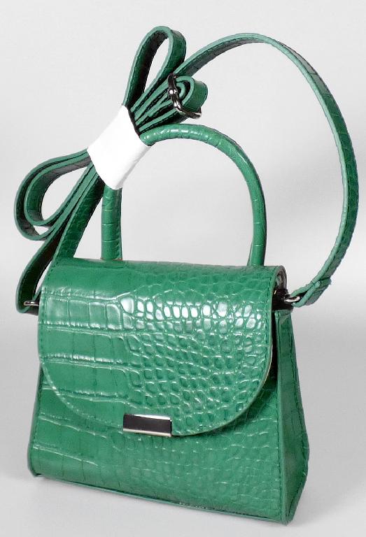 Handtasche, Foto siehe Anlage,
- mit einer Außenseite aus Kunststofffolien (reptillederartig geprägt),
- mit einem abnehmbaren, längenverstellbaren Schultertrageriemen,
- mit einem Tragegriff,
- mit einer Überschlagklappe mit einem Magnetknopfverschluss,
- innen gefüttert und mit einem aufgesetzten, offenen Einsteckfach ausgestattet,
- in den Abmessungen: ca. 16,5 cm (Breite) x 14,5 cm (Höhe) x 7 cm (Tiefe),
- Handtasche, da aufgrund der Form, der Größe und des Gesamteindrucks in erster Linie
  dazu geeignet, kleinere, persönliche Gegenstände aufzunehmen.

"Handtasche, mit Außenseite aus Kunststofffolien"