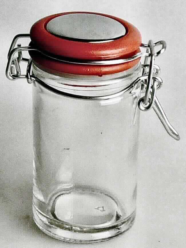 Behältnis aus Glas, sog. Gewürzglas mit Bügelverschluss, Artikel-Nr. 19959, Foto siehe Anlage,
- zusammengesetzte Ware; bestehend aus: 
- - einem oben offenen Behältnis aus klarsichtigem Glas (nicht aus Glasröhren hergestellt),
- - - mit einem Durchmesser von ca. 4 cm und einer Höhe von ca. 7 cm (mit einem Nenninhalt 
      von weniger als 0,25 l),
- - einem Bügelverschluss aus unedlem Metall,
- - einem Deckel aus Kunststoffen und einer runden Zierplatte aus unedlem Metall,
- - einer Dichtung aus Kunststoff,
- zur Aufnahme von Nahrungsmitteln (laut Antrag: Gewürzen) bestimmt,
- das Glas verleiht der zusammengesetzten Ware nach dem Umfang und im Hinblick auf die 
  Verwendung den wesentlichen Charakter.
 
"Behältnis aus Glas, zu Transport- oder Verpackungszwecken, nicht hergestellt aus Glasröhren, 
 mit einem Nenninhalt von weniger als 2,5 Liter, für Nahrungsmittel, anderes als Flaschen, 
 mit einem Nenninhalt von weniger als 0,25 Liter"
