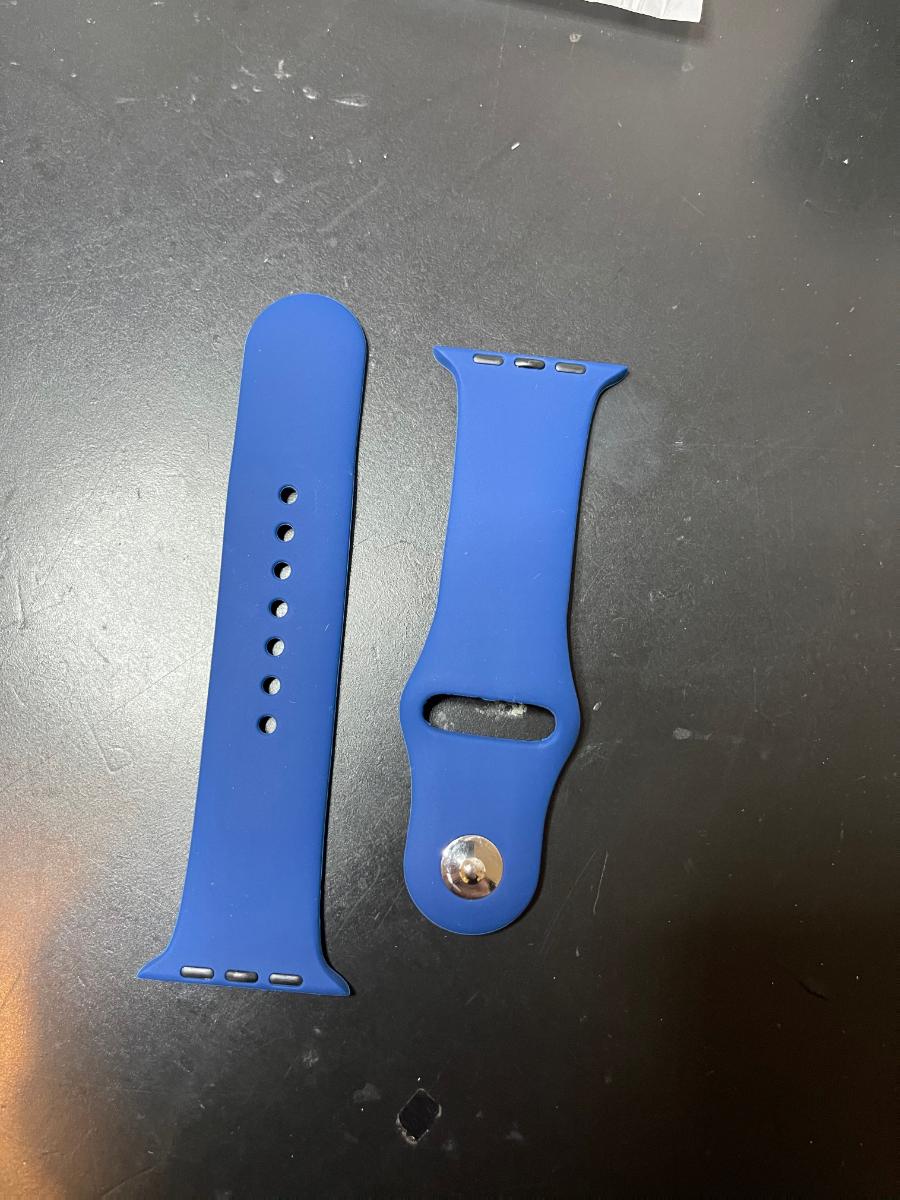 Bei den als "rm-watch-band-XX-XX" bezeichneten Waren handelt es sich um Armbänder aus Kunststoff für Smartwatches. Sie bestehen aus zwei Armbandhälften mit speziellen Vorrichtungen zur Befestigung an einer Smartwatch. Die eine Armbandhälfte ist mit mehreren untereinander angeordneten Löchern zur Einstellung der Länge, auf der anderen Seite mit einer Aussparung zur Durchführung der anderen Armbandhälfte und einem Befestigungsknopf aus Metall zum Schließen des Armbandes ausgestattet.
Die Erzeugnisse sind in unterschiedlichen Größen und Farben erhältlich.

Sie sind als "Uhrarmbänder aus Kunststoffen" einzureihen.