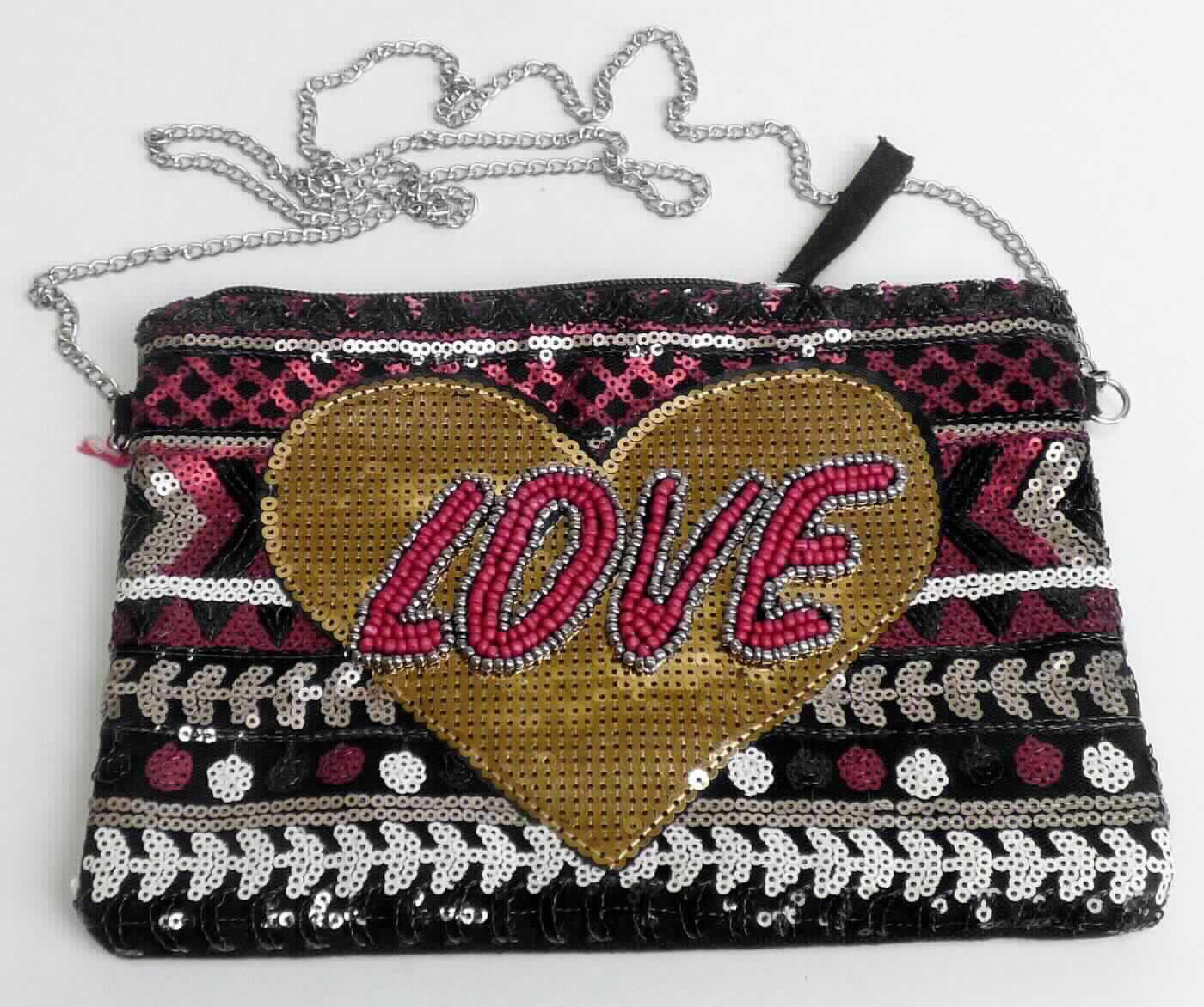Handtasche, sog. Tasche "love", Foto siehe Anlage, 
- aus mit Pailletten und Perlen bestickten Spinnstoffgewirken der Position 5810 (Applikationsstickerei) und 
  aus Geweben aus Spinnstoffen, 
- - an der Schauseite mit einer Außenseite aus Pailletten aus Kunststoff und Perlen aus Glas, die das Gewirke fast
    vollständig bedecken und den mit bloßem Auge wahrnehmbaren Stoff an der Oberfläche des Behältnisses bilden, 
- - an der Rückseite mit einer Außenseite aus Spinnstoffen, 
- - nach dem Umfang sind die Stoffe an den Außenseiten gleichermaßen vorhanden; nach dem Erscheinungsbild
    bestimmen die Kunststoffpailletten und Glasperlen den wesentlichen Charakter der Außenseite, 
- mit einer Gliederkette aus unedlem Metall zum Tragen an der Schulter, 
- mit einem entlang des oberen Randes verlaufenden Reißverschluss zu öffnen, 
- gefüttert; innen ohne Unterteilung,
- mit den Abmessungen von ca. 22 cm (Breite) x 16 cm (Höhe) x 1 cm (Tiefe), 
- aufgrund der Form, der Größe und des Gesamteindrucks in erster Linie dazu geeignet, 
  kleinere persönliche Gegenstände aufzunehmen.

"Handtasche, mit einer anderen Außenseite als in den Unterpositionen 4202 2100 bis 4202 2290 genannte"