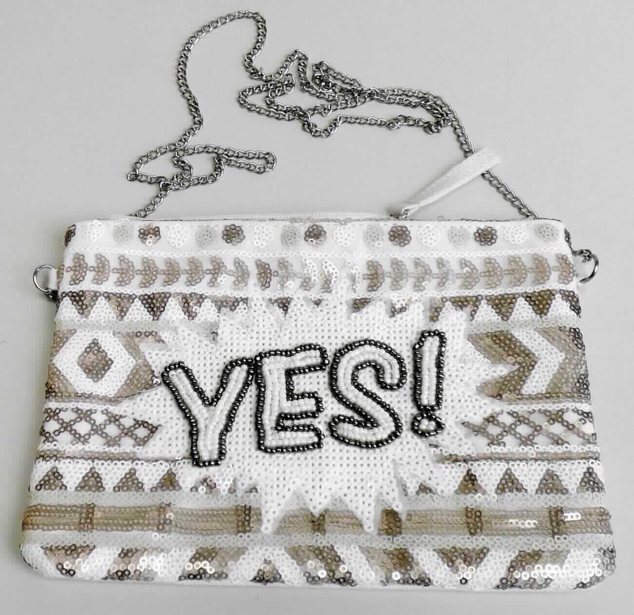 Handtasche, sog. Tasche "yes", Foto siehe Anlage, 
- aus mit Pailletten und Perlen bestickten Spinnstoffgewirken der Position 5810 (Applikationsstickerei) und 
  aus Geweben aus Spinnstoffen, 
- - an der Schauseite mit einer Außenseite aus Pailletten aus Kunststoff und Perlen aus Glas, die das Gewirke fast
    vollständig bedecken und den mit bloßem Auge wahrnehmbaren Stoff an der Oberfläche des Behältnisses bilden, 
- - an der Rückseite mit einer Außenseite aus Spinnstoffen, 
- - nach dem Umfang sind die Stoffe an den Außenseiten gleichermaßen vorhanden; nach dem Erscheinungsbild
    bestimmen die Kunststoffpailletten und Glasperlen den wesentlichen Charakter der Außenseite, 
- mit einer Gliederkette aus unedlem Metall zum Tragen an der Schulter, 
- mit einem entlang des oberen Randes verlaufenden Reißverschluss zu öffnen, 
- gefüttert; innen ohne Unterteilung,
- mit den Abmessungen von ca. 22 cm (Breite) x 16 cm (Höhe) x 1 cm (Tiefe), 
- aufgrund der Form, der Größe und des Gesamteindrucks in erster Linie dazu geeignet, 
  kleinere persönliche Gegenstände aufzunehmen.

"Handtasche, mit einer anderen Außenseite als in den Unterpositionen 4202 2100 bis 4202 2290 genannte"