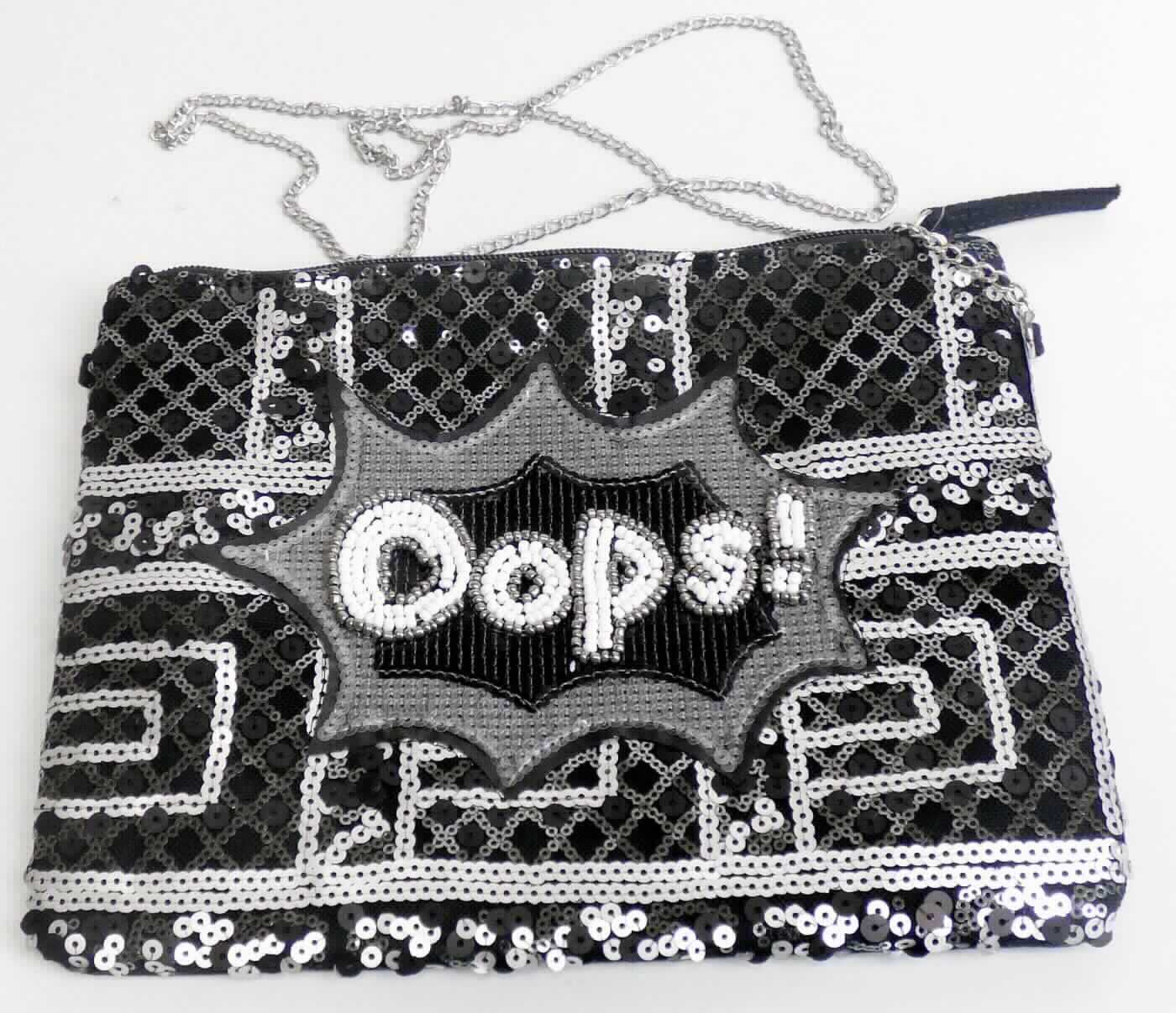Handtasche, sog. Tasche "Oops", Foto siehe Anlage, 
- aus mit Pailletten und Perlen bestickten Spinnstoffgewirken der Position 5810 (Applikationsstickerei) und 
  aus Geweben aus Spinnstoffen, 
- - an der Schauseite mit einer Außenseite aus Pailletten aus Kunststoff und Perlen aus Glas, die das Gewirke fast
    vollständig bedecken und den mit bloßem Auge wahrnehmbaren Stoff an der Oberfläche des Behältnisses bilden, 
- - an der Rückseite mit einer Außenseite aus Spinnstoffen, 
- - nach dem Umfang sind die Stoffe an den Außenseiten gleichermaßen vorhanden; nach dem Erscheinungsbild
    bestimmen die Kunststoffpailletten und Glasperlen den wesentlichen Charakter der Außenseite, 
- mit einer Gliederkette aus unedlem Metall zum Tragen an der Schulter, 
- mit einem entlang des oberen Randes verlaufenden Reißverschluss zu öffnen, 
- gefüttert; innen ohne Unterteilung,
- mit den Abmessungen von ca. 26 cm (Breite) x 20 cm (Höhe) x 1 cm (Tiefe), 
- aufgrund der Form, der Größe und des Gesamteindrucks in erster Linie dazu geeignet, 
  kleinere persönliche Gegenstände aufzunehmen.

"Handtasche, mit einer anderen Außenseite als in den Unterpositionen 4202 2100 bis 4202 2290 genannte"