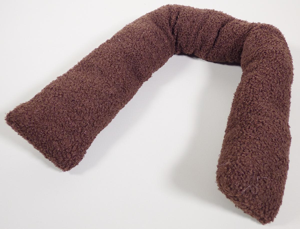 Zugluftstopper, Foto siehe Anlage,
- laut Antrag in drei unterschiedlichen Farbausführungen,
- annähernd in Form einer Rolle; mit den Abmessungen (Ø x L) von ca. 9 cm x 90 cm,
- aus einfarbigen Plüschgewirken aus laut Antrag 100 % Polyester (synthetische Chemiefasern),
- mit Wattierungsstoff gefüllt und mit eingelegten, mit laut Antrag Sand gefüllten Päckchen
  versehen,
- durch Zusammennnähen konfektioniert,
- wird zum Verhindern von Zugluft vor die Tür gelegt,
- aufgrund der Verwendung keine den Bettausstattungen ähnliche Ware der Position 9404,
- kennzeichnet sich aufgrund der eindeutig raumbezogenen Funktion als Ware zur Innenaus-
  stattung; somit keine Ware der Position 6307.

"Andere Ware zur Innenausstattung (Zugluftstopper), aus Spinnstoffen, keine Ware der Position 
 9404, aus Gewirken"