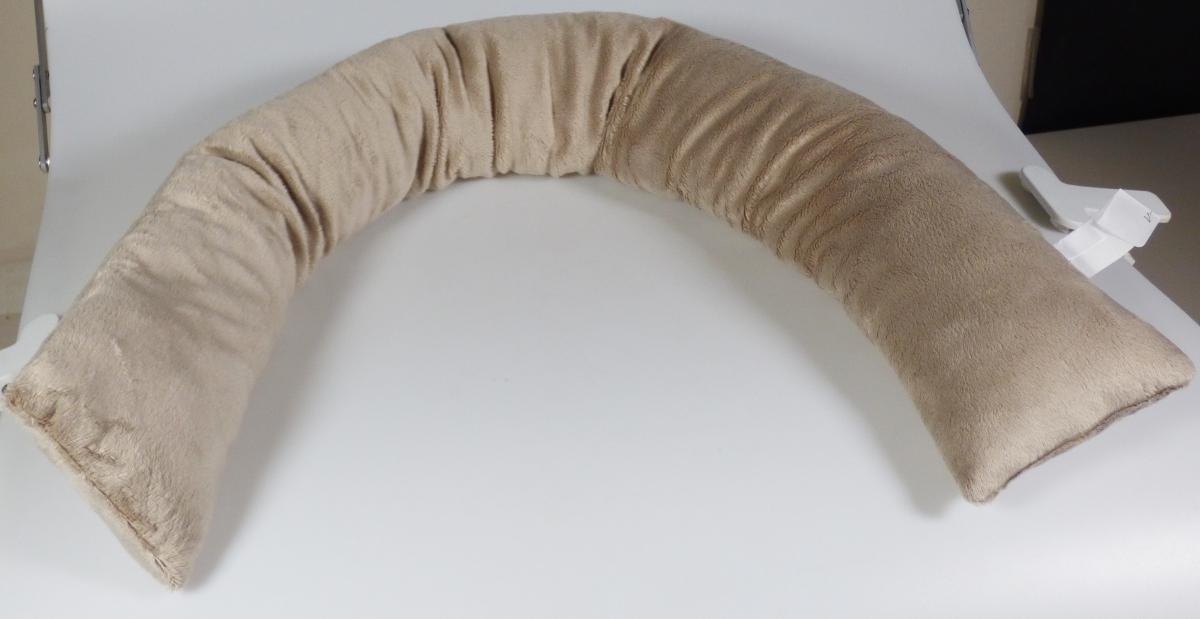 Zugluftstopper, sog. Windstopper Uni, Foto siehe Anlage,
- laut Antrag in drei unterschiedlichen Farbausführungen,
- annähernd in Form einer Rolle; mit den Abmessungen (Ø x L) von ca. 8 cm x 90 cm,
- aus einfarbigen Samtgewirken aus laut Antrag 100 % Polyester (synthetische Chemiefasern),
- mit Wattierungsstoff gefüllt und mit eingelegten, mit laut Antrag Sand gefüllten Päckchen
  versehen,
- durch Zusammennnähen konfektioniert,
- wird zum Verhindern von Zugluft vor die Tür gelegt,
- aufgrund der Verwendung keine den Bettausstattungen ähnliche Ware der Position 9404,
- kennzeichnet sich aufgrund der eindeutig raumbezogenen Funktion als Ware zur Innenaus-
  stattung; somit keine Ware der Position 6307.

"Andere Ware zur Innenausstattung (Zugluftstopper), aus Spinnstoffen, keine Ware der Position 
 9404, aus Gewirken"