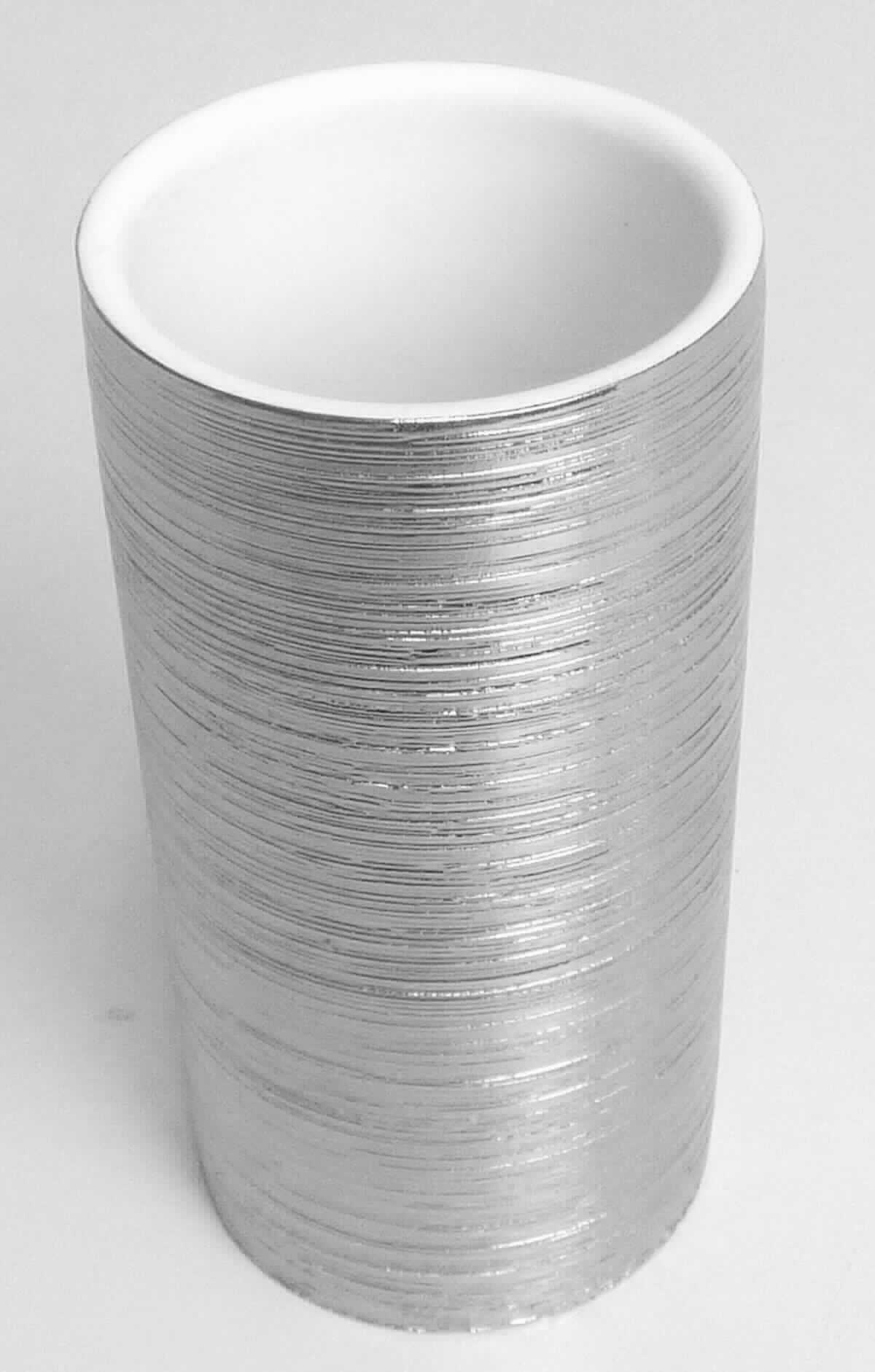 Keramischer Toilettengegenstand, sog. Zahnputzbecher "Brushed", Artikel 18746, Foto siehe Anlage,
- glasierter, zylinderförmiger Becher,
- außen mit einer rillenartigen Struktur versehen und silberfarben bemalt, innen weiß mit einer glatten Struktur,
- mit einer Höhe von ca. 13,5 cm und mit einem Durchmesser von ca. 7 cm,
- keramisches Erzeugnis, nach der Formgebung gebrannt, tonmineralhaltiges Material enthaltend,
- nach dem Ergebnis der wissenschaftlichen Untersuchung aus Steinzeug,
- zur Verwendung als Zahnputzbecher im Badezimmer bestimmt.

"Keramischer Toilettengegenstand, aus Steinzeug"