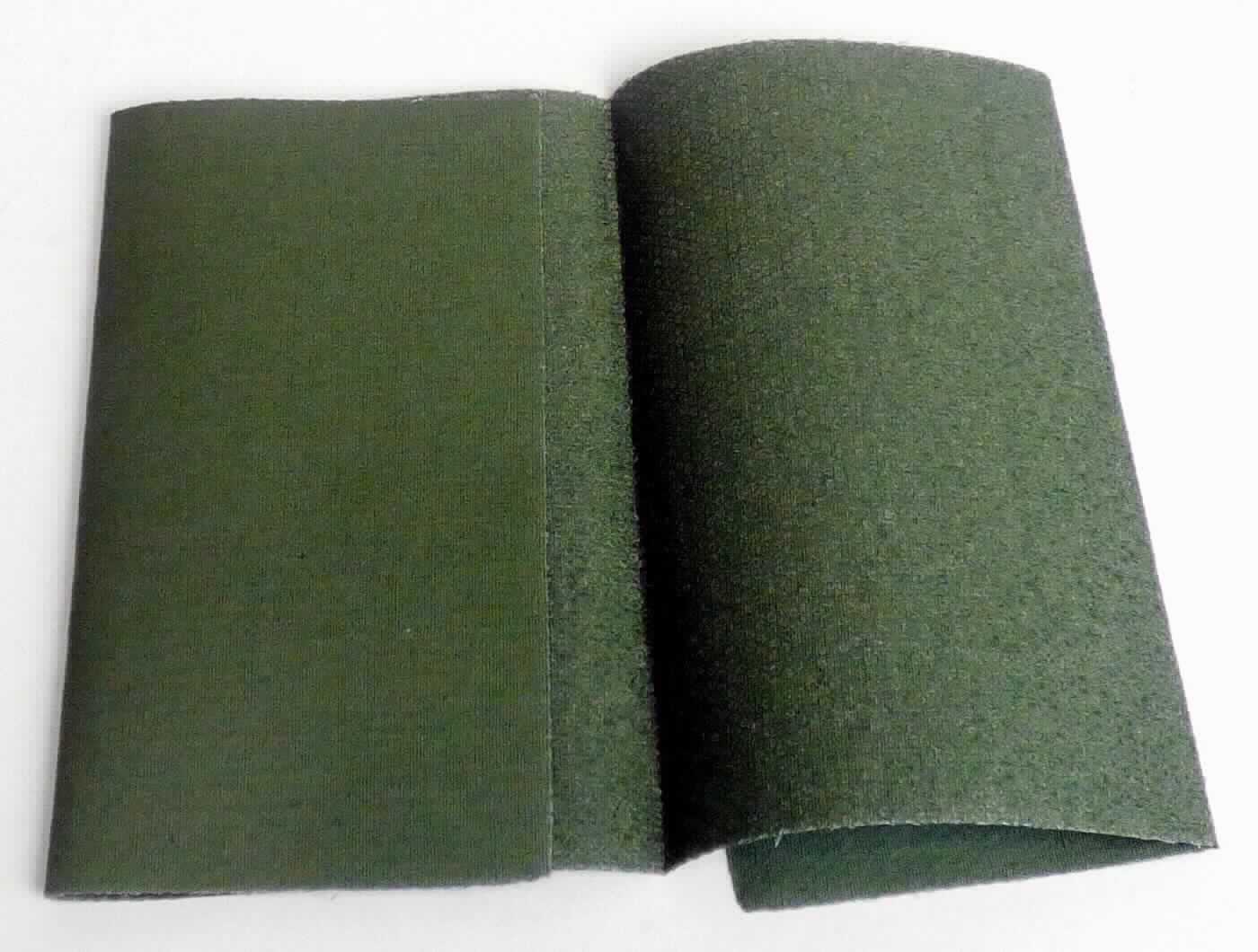 Gewebe, sog. Snelfix Reparaturtuch, Foto siehe Anlage,
- in einem Polybeutel mit bedruckter Pappkarte verpackt,
- lediglich rechteckig zugeschnitten (somit nicht konfektioniert), in den Abmessungen (L x B) von laut Antrag 
  11 cm x 25 cm,
- laut Untersuchungsergebnis:
-- in Leinwandbindung,
-- aus laut Antrag Baumwolle,
-- mit einem Quadratmetergewicht von ca. 166 g,
-- mit Schmelzklebepunkten bedruckt,
- nicht nach dem Batik-Verfahren handbedruckt,
- ohne Hinweise auf eine Herstellung auf Handwebstühlen,

"Gewebe aus Baumwolle, mit einem Anteil an Baumwolle von mehr als 85 GHT und einem Quadratmetergewicht
 von weniger als 200 g, bedruckt, in Leinwandbindung, mit einem Quadratmetergewicht von mehr als 100 g,
 nicht auf Handwebstühlen hergestellt, nicht nach dem Batik-Verfahren handbedruckt"