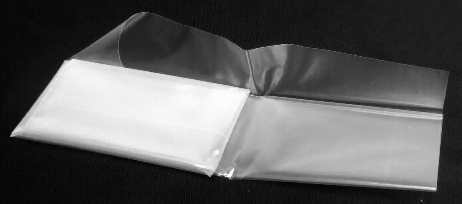 Angaben des Antragstellers:
Einbügelbare Textilfolie
Größe: 400 x 500 mm

Untersuchungsergebnisse an einem Warenmuster:
Es wurde eine transparente, rechteckig zugeschnittene Folie (Abmessungen: ca. 49,6 x 39,2 cm; Dicke: ca. 123 µm) vorgelegt. Die Folie ist in einer bunt bedruckten Papphülle verpackt und für den Einzelverkauf aufgemacht. Die Folie besteht aus einem Copolymer des Ethylens mit überwiegendem Ethylenanteil.

Befund:
Es liegt eine Kunststofffolie aus einem Polymer des Ethylens im Sinne der Unterposition (KN) 3920 1040 vor.