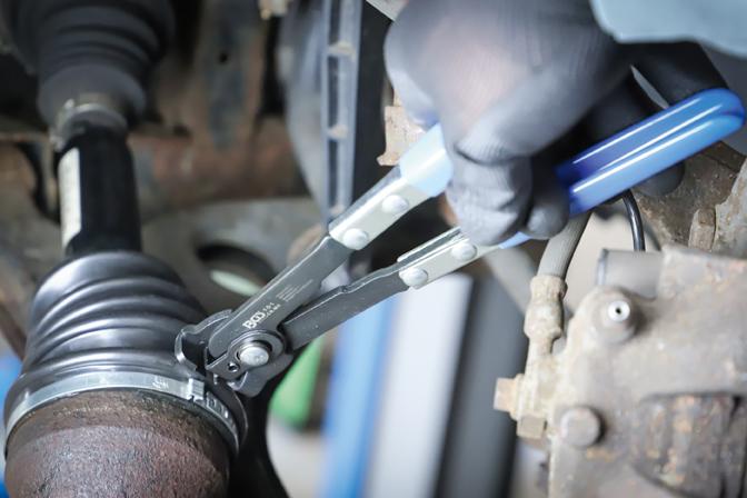 "Achsmanschetten-Klemmenzange"

- mit freiem Arm zu handhabende Zange mit arbeitendem Teil
   aus unedlem Metall und mit Kunststoff überzogenen Griffen

- dient zum Schließen von sog. Ohrschellen, durch die wiederum
   die Achsmanschetten von Kraftfahrzeugen befestigt werden

- mit einer Länge von ca. 235 mm

- auf einer Pappunterlage aufgeblistert

Abbildung siehe Anlage.

Derartige Erzeugnisse gehören als "andere Zangen, mit arbeitendem
Teil aus unedlem Metall" zum TARIC-Code 8203 2000 00.