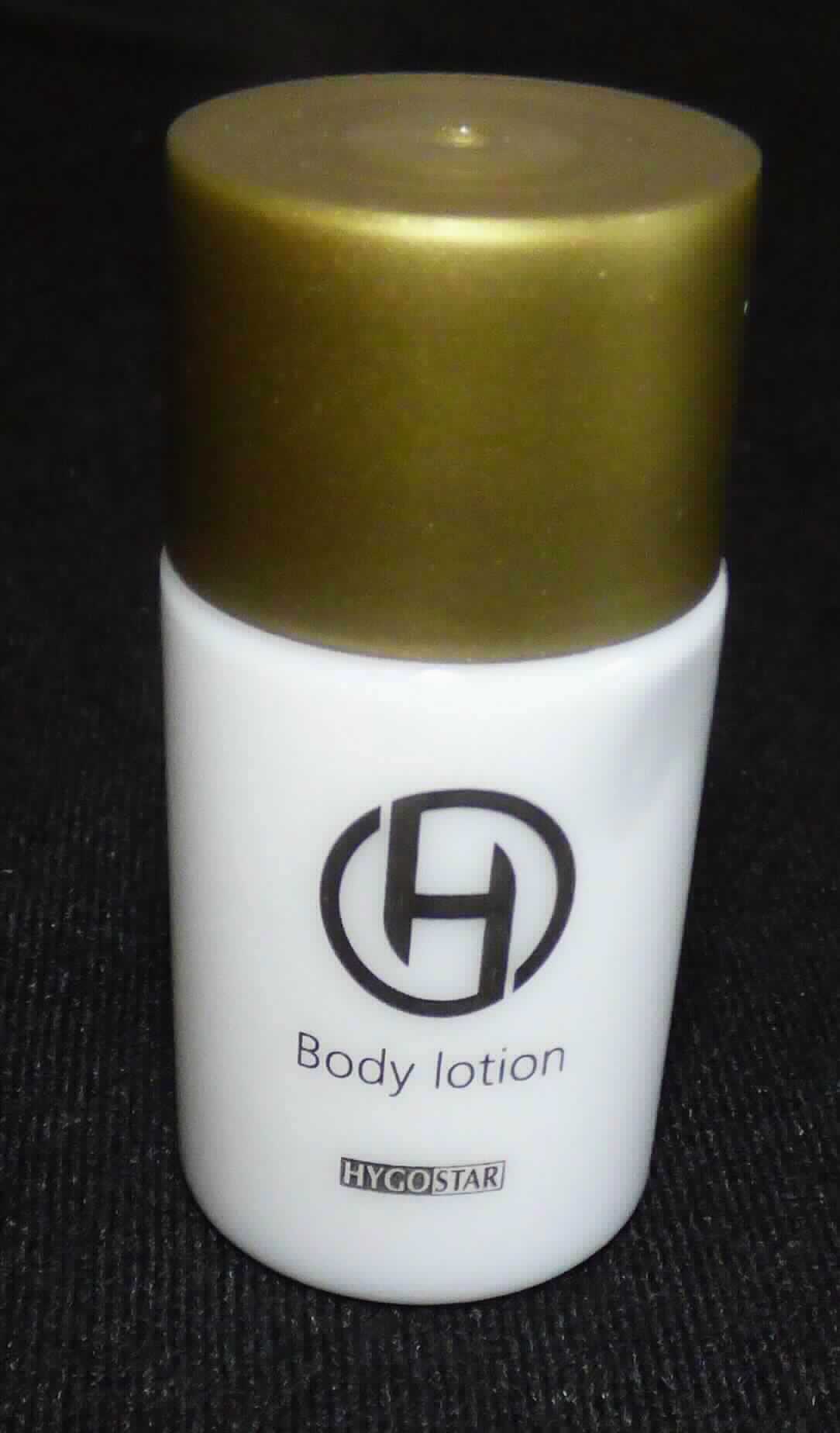 Andere Zubereitung zur Hautpflege; Bodylotion

Bei dem vorliegenden Erzeugnis handelt es sich um eine weiße, viskose, cremige Zubereitung, abgepackt in einer bunt bedruckten Schraubflasche mit einer goldenem Verschlusskappe (deklarierter Inhalt 25 ml). Die Ware ist als Hautpflegeprodukt für den Einzelverkauf aufgemacht. Die Verpackung trägt Informationen zur Zusammensetzung.

Die Ware ist als andere Zubereitung zur Hautpflege in die Position 3304 der Kombinierten Nomenklatur einzureihen.