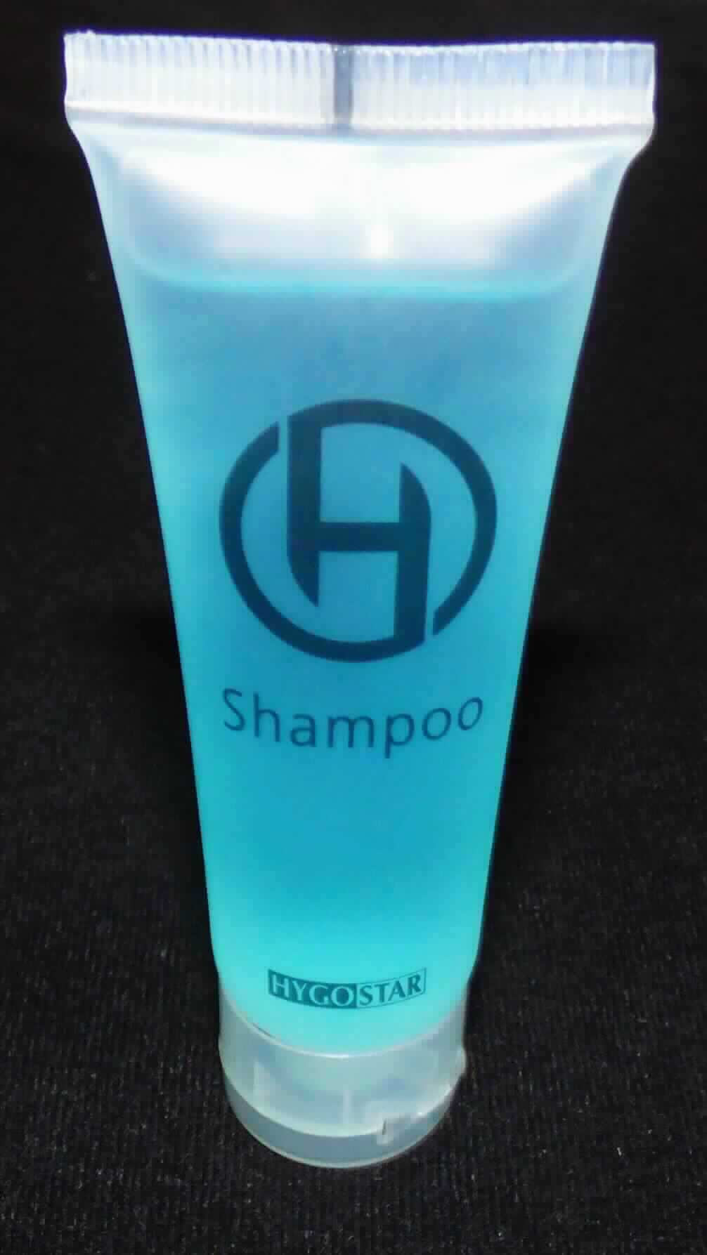 Zubereitetes Haarbehandlungsmittel; Shampoo

Bei der Ware handelt es sich um eine blaue, viskose Flüssigkeit, die in einer bunt bedruckten, durchsichtigen Kuntstofftube für den Einzelverkauf als Haarwaschmittel aufgemacht ist (deklarierter Inhalt: 30 ml). 

Die Ware ist als zubereitetes Haarbehandlungsmittel, Haarwaschmittel (Shampoo), in die Unterposition 3305 1000 der Kombinierten Nomenklatur einzureihen.