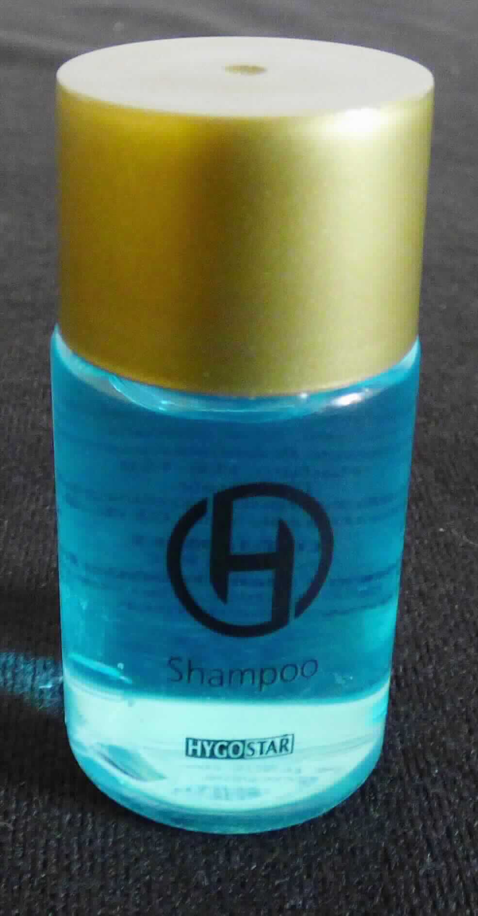 Zubereitetes Haarbehandlungsmittel; Shampoo

Bei der Ware handelt es sich um eine blaue, viskose Flüssigkeit, die in einer bunt bedruckten, durchsichtigen Kuntstoffflasche mit Schraubdeckelverschluss für den Einzelverkauf als Haarwaschmittel aufgemacht ist (deklarierter Inhalt: 25 ml). 

Die Ware ist als zubereitetes Haarbehandlungsmittel, Haarwaschmittel (Shampoo), in die Position 3305 der Kombinierten Nomenklatur einzureihen.