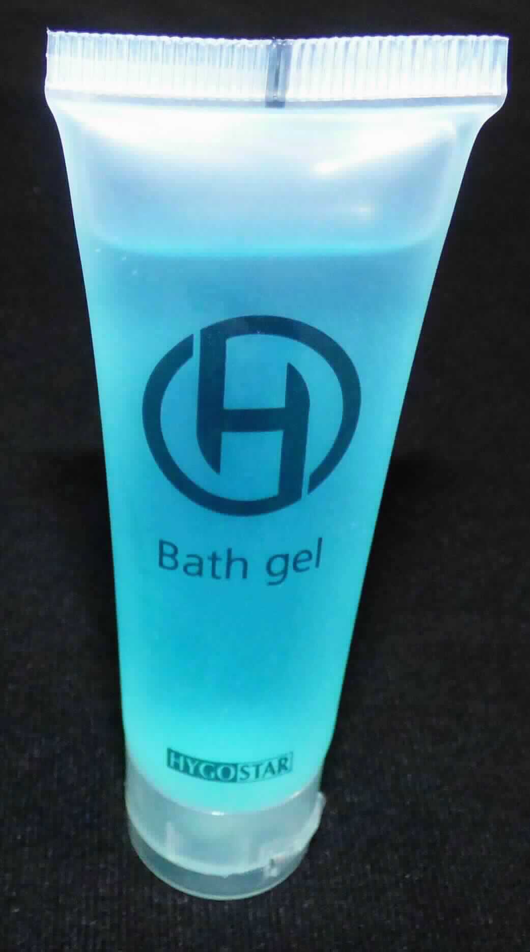 Angaben:
Duschgel Tube.

Warenbeschaffenheit:
Viskose, türkisfarbene, frisch duftende, mit Wasser schäumende Flüssigkeit in einer Kunststofftube (Nenninhalt: 30ml).

Befund:
Organische, grenzflächenaktive Zubereitung zum Waschen der Haut, in Form einer Flüssigkeit, in Aufmachung für den Einzelverkauf.