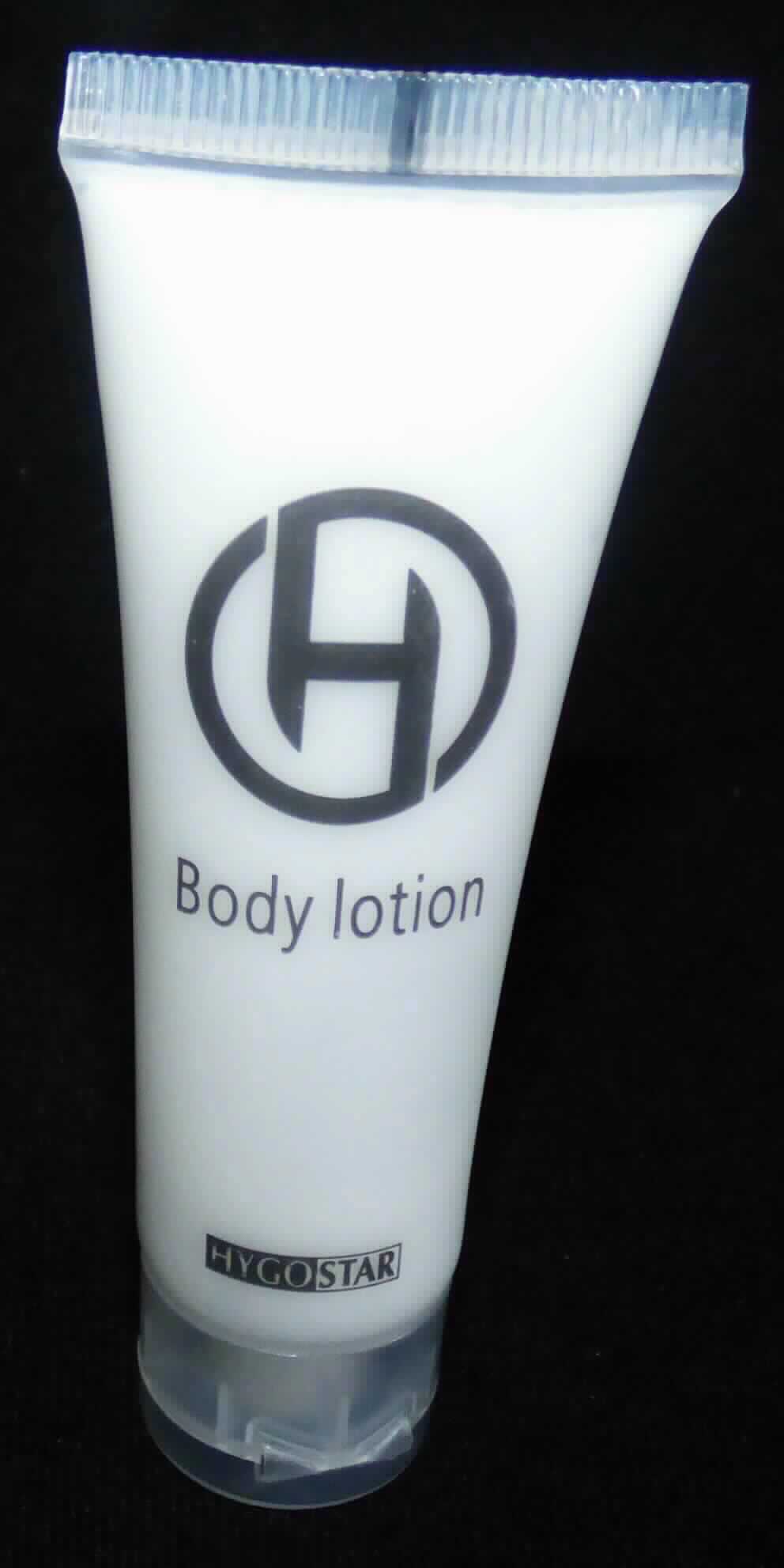 Andere Zubereitung zur Hautpflege; Bodylotion

Bei dem vorliegenden Erzeugnis handelt es sich um eine weiße, viskose, cremige Zubereitung, abgepackt in einer bunt bedruckten Kunststofftube mit einer weißen Verschlusskappe (deklarierter Inhalt 30 ml). Die Ware ist als Hautpflegeprodukt für den Einzelverkauf aufgemacht. Die Verpackung trägt Informationen zur Zusammensetzung.

Die Ware ist als andere Zubereitung zur Hautpflege in die Position 3304 der Kombinierten Nomenklatur einzureihen.