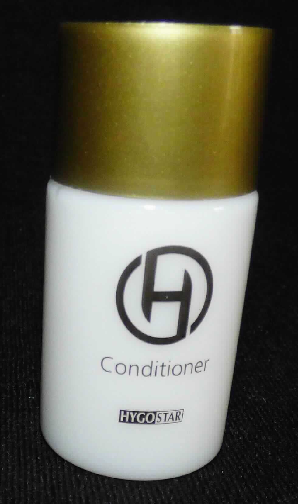 Anderes zubereitetes Haarbehandlungsmittel; Conditioner

Die Ware stellt sich dar als weiße, viskose Zubereitung. Nach den Angaben handelt es sich um eine Haarspülung (Conditioner). Das Erzeugnis ist in einer durchsichtigen, bunt bedruckten Kunststoffflasche mit Drehverschluss (deklarierter Inhalt: 25 ml) abgefüllt und für den Einzelverkauf als Haarbehandlungsmittel aufgemacht. Angaben zur Zusammensetzung liegen vor.

Die Ware ist als anderes zubereitetes Haarbehandlungsmittel in die Position 3305 der Kombinierten Nomenklatur einzureihen.