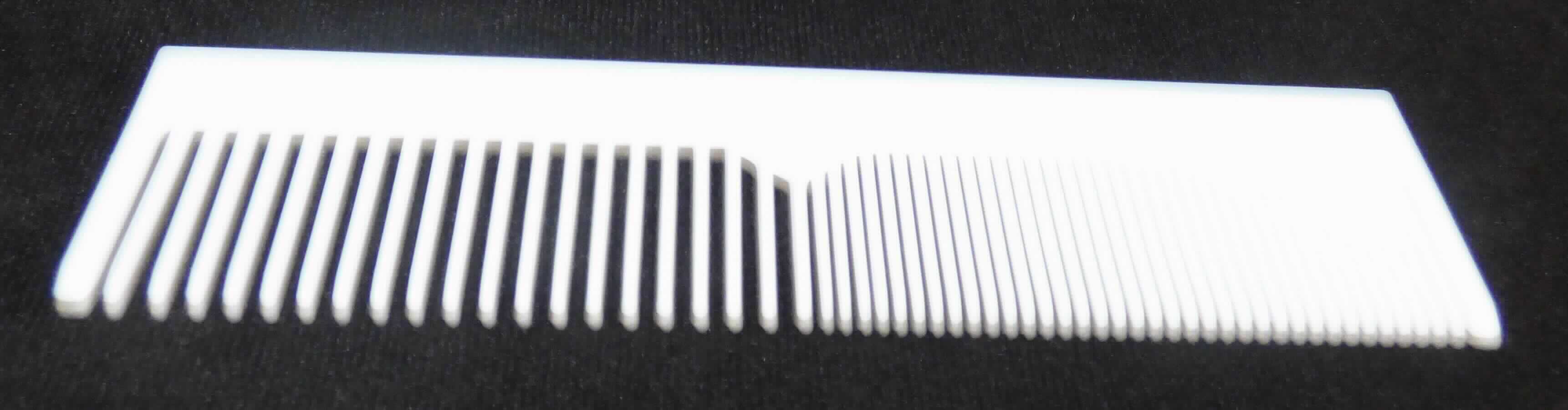 Sog. Kamm, im Wesentlichen bestehend aus einem ca. 13 cm langen und ca. 3,3 cm breiten Kamm aus Kunststoff mit zwei verschiedenen Zahnungen (Zinkenabschnitten), die sich in den Abständen zwischen den Zinken sowie in der Breite der Zinken unterscheiden. 

Der in einer Kunststofftüte verpackte Kamm dient zum Frisieren der Haare und ist als "Frisierkamm aus Kunststoff" einzureihen.