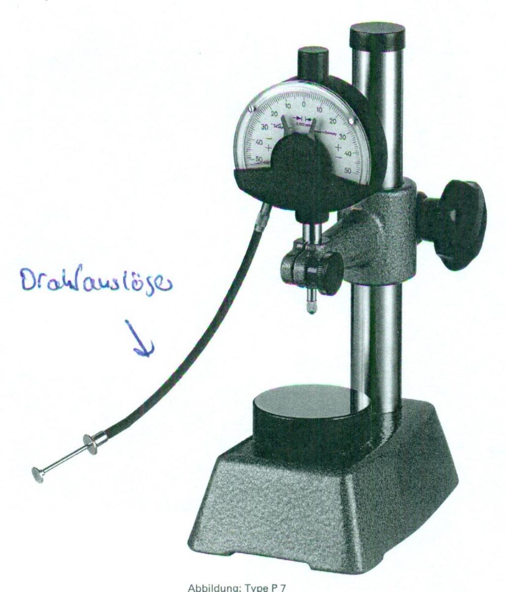 Bei der als Drahtauslöser bezeichneten Ware handelt es sich um ein ca. 16,5 cm langes, dünnes Erzeugnis, im Wesentlichen bestehend aus einem biegsamen Mittelteil aus mit Kunststoff und Nylon ummantelten Stahl und jeweils einem Unter- und Oberteil aus unedlem Metall. Das Oberteil besitzt einen federgelagerten Drucktaster, ähnlich einer Spritze und schiebt bei Betätigung einen dünnen Metallstab aus dem Unterteil hervor. Durch diesen wird nach Montage an eine mechanische Messuhr ein beweglicher Messbolzen angehoben (nicht Gegenstand dieser vZTA-Entscheidung) und somit der Messvorgang ausgelöst.
Das Erzeugnis kann u. a. für Geräte zum Messen oder Prüfen geometrischer Größen (Pos. 9031) und für Fotoapparate (Pos. 9006) verwendet werden. Daher stellt sich der Drahtauslöser als erkennbares Teil von Waren verschiedener Positionen des Kapitels 90 dar und ist gemäß der Anmerkung 2 c) zu Kapitel 90 in die Pos. 9033 einzureihen.

Zur äußeren Form siehe Abbildung in der Anlage.

Die Ware wird als "Teil (in Kapitel 90 anderweit weder genannt noch inbegriffen) für Apparate und Geräte des Kapitels 90, keine LED-Hintergrundbeleuchtungsmodule" eingereiht.