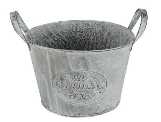 Sog. Metall Übertopf.
Es handelt sich um Übertöpfe in verschiedenen Größen aus unedlem Metall, in leicht
ovaler und sich nach unten konisch verjüngender Form, mit zwei außen
angeordneten Henkeln. Sie bestehen aus mit einem Schriftzug geprägten,
verzinktem und pulverbeschichtetem, unedlem Metall, weisen keine Löcher im Boden
auf und dienen als dekoratives Behältnis in der Art eines Übertopfes oder zur
Aufnahme von künstlichen Blumen und dergleichen zum Ausschmücken von Gärten,
Balkonen oder Wohnungen.
Abmessungen (Höhe x Breite x Länge):
13 cm x 18 cm x 14 cm,
14 cm x 20 cm x 16 cm,
16 cm x 23 cm x 17 cm.
- Antragstellerangaben -
Abbildung siehe Anlage.

Derartige Waren gehören als "andere Ziergegenstände aus unedlem Metall,
nicht versilbert, vergoldet oder platiniert" zur Codenummer 8306 2900 00 0 des
Zolltarifs.