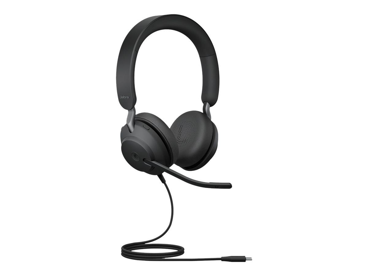 Kabelgebundenes Headset (Abbildung siehe Anlage)
- aus zwei Lautsprechern (Hörer) jeweils in einem eigenen Gehäuse mit Kunstleder-Ohrkissen
  an einem verstellbaren Kopfbügel, mit fest angebrachtem Mikrofon, fest verbautem Kabel mit
  USB-C-Anschluss und Bedienelement für Lautstärke sowie Musik- und Anrufsteuerung,
- zum Umwandeln elektrischer Tonfrequenzsignale in Schallwellen und zum Umwandeln von
  Schallwellen in elektrische Tonfrequenzimpulse nach Anschluss an verschiedene Geräte mittels
  USB-C-Anschluss,
- in einer gemeinsamen Verkaufsumschließung mit Beipack (Aufbewahrungsbeutel).
Der Kopfhörer mit Mikrofon bestimmt den Charakter des Ganzen.

"Kopfhörer kombiniert mit Mikrofon, in Warenzusammenstellung in Aufmachung für den Einzel-
 verkauf mit nicht charakterbestimmendem Beipack"
