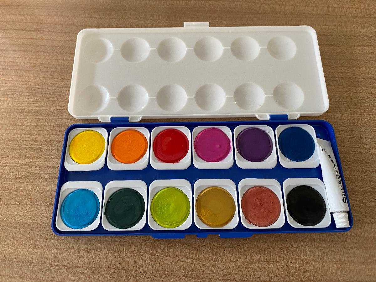 Angaben:
Farbkasten; bestehend aus zwölf Farbtäfelchen in passenden Näpfen und einer Tube Deckweiß; in einem Kunststoffkasten.

Befund:
Farben zur Unterhaltung, in Täfelchen, Tuben, Töpfchen, Fläschchen, Näpfchen oder ähnlichen Aufmachungen, in Zusammenstellungen.