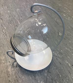 Ware aus Glas, sog. Sprossengefäß-Set, Foto siehe Anlage,
in Form einer aus verschiedenen Bestandteilen zusammengesetzten Ware, bestehend aus:
- einem Gefäß aus Glas:
- - aus klarsichtigem, mechanisch gefertigtem Borosilikatglas (laut Antrag),
- - bauchig, am offenen Ende leicht verjüngt; mit einem Schraubgewinde,
- - mit einem angearbeiteten Henkel am geschlossenen Ende,
- - mit einem Verschlussdeckel aus unedlem Metall (Edelstahl),
- - - mit einem Gewinde und einem eingearbeiteten Sieb,
- - soll eingeweichte Sprossen während der Anzuchtphase aufnehmen,
- einem Teller aus Keramik:
- - rund, am Rand nach oben gewölbt,
- einem Ständer aus unedlem Metall:
- - halbmondförmig, am oberen und unteren Ende als Haken und an der Stellfläche rund ausgearbeitet,
- - mit einem Durchmesser von bis zu ca. 21 cm und einer Höhe von ca. 21 cm,
- - das Glasgefäß wird an den oberen Haken eingehängt, wodurch die mit dem Sieb versehene Öffnung
    nach unten gerichtet ist,
- - der Teller wird auf die runde Stellfläche gesetzt und soll überschüssiges Wasser aufnehmen,
- soll der Anzucht von Sprossen in dem Glasgefäß dienen,
- das Gefäß aus Glas bestimmt aufgrund des Umfangs und der Bedeutung in Bezug auf die Verwendung
  (Behältnisfunktion, Lichtdurchlässigkeit) den wesentlichen Charakter der zusammengesetzten Ware,
- in einer bedruckten Kartonschachtel verpackt.

"Andere Ware aus Glas, andere als in den Unterpositionen 7020 0005 bis 7020 0008 genannte,
 nicht aus geschmolzenem Quarz oder anderem geschmolzenen Siliciumdioxid, aus Glas mit einem
 linearen Ausdehnungskoeffizienten von 5 × 10-6 oder weniger je Kelvin in einem Temperaturbereich
 von 0 °C bis 300 °C"