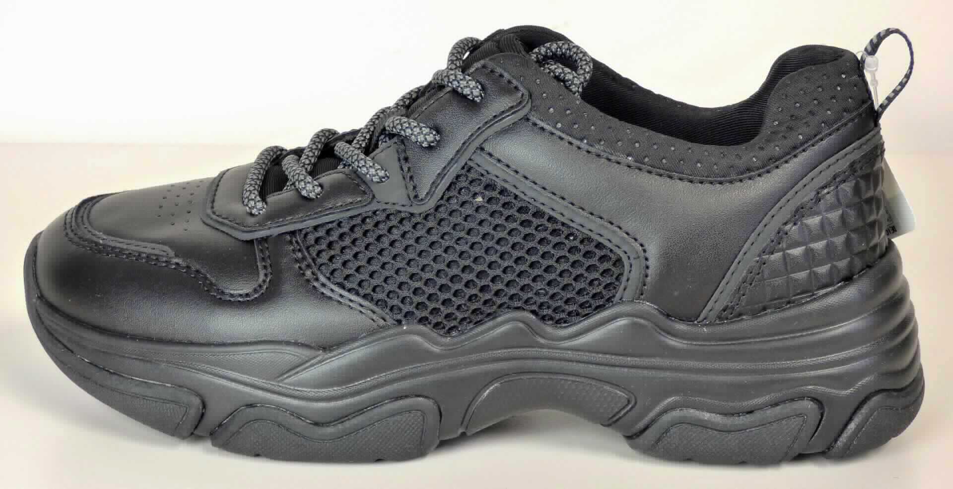 Halbschuhe (lt. Antrag: "Straßenschuhe für Frauen", Größe 37, Foto siehe Anlage)
- mit Laufsohlen aus (lt. Antrag) Kunststoff,
- mit Oberteil (geschlossenes Blatt) aus Kunststoff (Spinnstoff mit einer mit bloßem Auge wahrnehmbaren 
  Außenschicht aus Kunststoff; den größten Teil der Außenfläche bildend) und Spinnstoff,
- auf das Oberteil sind Stücke aus Kunststoff als Verstärkungsteile aufgesetzt,
- mit Schnürsenkelverschluss,
- nicht den Knöchel bedeckend,
- ohne Metallschutz in der Vorderkappe,
- mit einer Länge der Innensohle von ca. 24,1 cm,
- als Frauenschuh erkennbar.

"Schuhe, andere als in der Position 6401 genannte, mit Laufsohlen und Oberteil aus Kunststoff, andere als in den 
 Unterpositionen 6402 1210 bis 6402 9991 genannte, für Frauen"