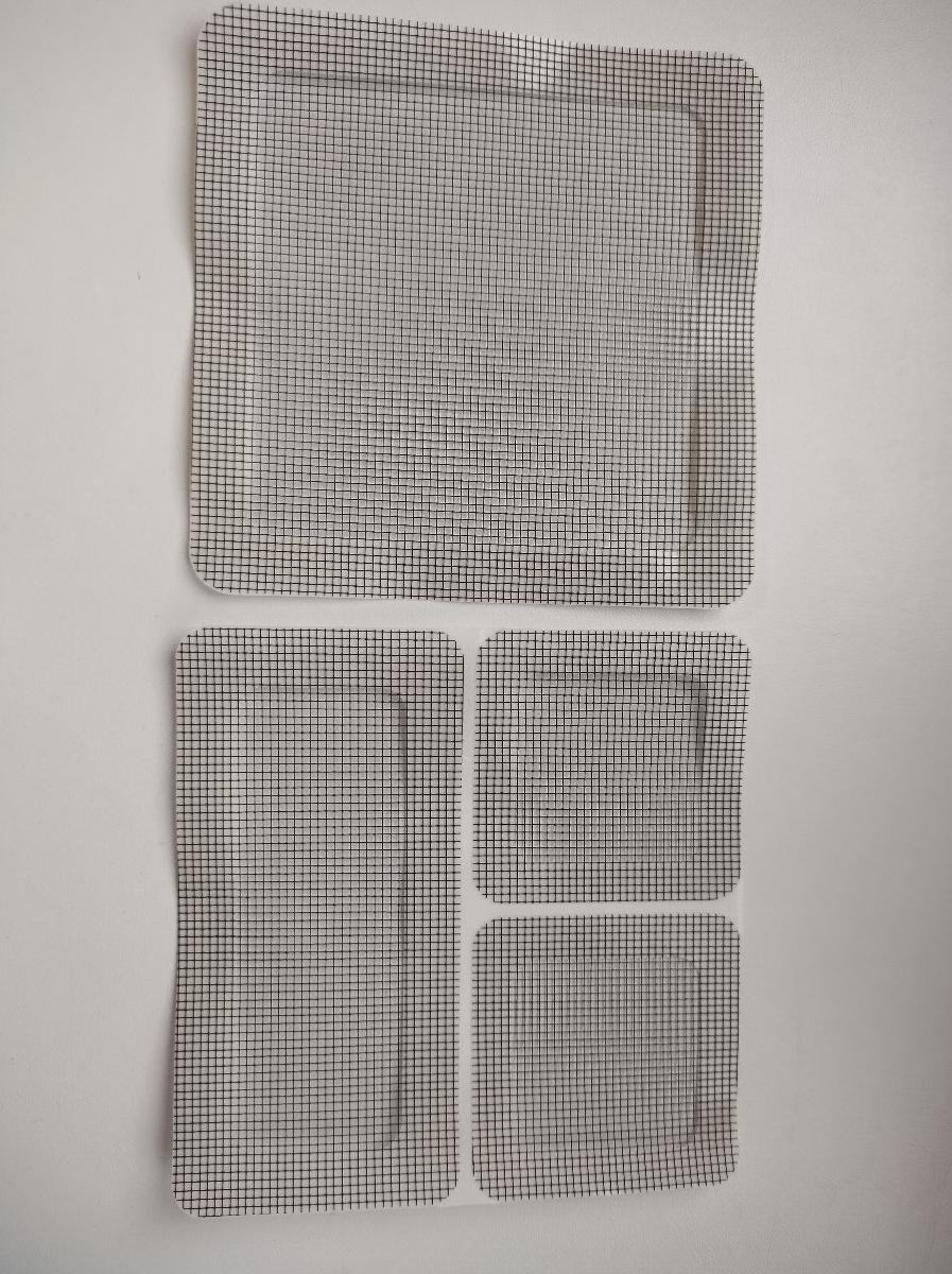 Konfektioniertes Netz, sog. Fliegengitter Reparaturset, Foto siehe Anlage,
- zwölf Stück in einem bedruckten Pappumschlag verpackt, 
- nahezu rechteckig, laut Antrag in den Abmessungen von ca. 10 cm x 10 cm (3 x),
  ca. 10 cm x 5 cm (3 x) und ca. 5 cm x 5 cm (6 x), mit abgerundeten Ecken, u. a. dadurch
  konfektioniert,
- aus undichten Geweben aus synthetischen Monofilen (laut Antrag Polypropylen und Polyethylen)
  mit einem Durchmesser von weniger als 1 mm, mit offenen, nicht verschiebbaren,
  nahezu quadratischen Zellen (max. Breite: ca. 1 mm),
- an den Rändern mit einer Klebeschicht aus Kunststoff überzogen und mit einem Abdeckpapier
  versehen.

"Konfektioniertes Netz (Insektenschutz), aus synthetischen Spinnstoffen, aus Polypropylen und
 Polyethylen"