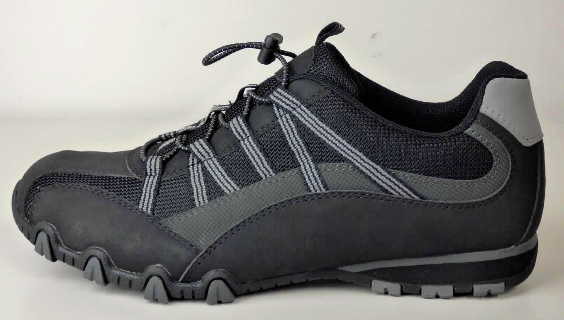 Halbschuhe (lt. Antrag: "Straßenschuhe, unisex", Größe 42, Foto siehe Anlage)
- mit Laufsohlen aus (lt. Antrag) Kunststoff,
- mit Oberteil (geschlossenes Blatt) aus Kunststoff (Spinnstoff mit einer mit bloßem Auge wahrnehmbaren 
  Außenschicht aus Kunststoff; den größten Teil der Außenfläche bildend) und Spinnstoff,
- auf das Oberteil sind Stücke aus Kunststoff und Spinnstoff als Verstärkungsteile aufgesetzt,
- über dem Spann mit einer elastischen Kordel mit Kordelstopper,
- nicht den Knöchel bedeckend, 
- ohne Metallschutz in der Vorderkappe,  
- mit einer Länge der Innensohle von ca. 28 cm,
- als Männerschuh erkennbar, damit keine Ware der Unterposition 6402 9993.

"Schuhe, andere als in der Position 6401 genannte, mit Laufsohlen und Oberteil aus Kunststoff, andere als in den
 Unterpositionen 6402 1210 bis 6402 9991 genannte, für Männer"