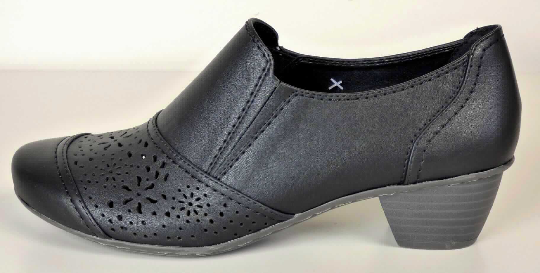Slipper (lt. Antrag: "Schuhe, Blatt aus Riemen", Größe 4,5, Foto siehe Anlage)
- mit Laufsohlen aus (lt. Antrag) Kunststoff,
- mit Oberteil (nicht geschlossenes Blatt; nicht mit der Sohle durch Zapfen zusammengesteckt) aus 
  Kunststoff (Spinnstoff mit einer mit bloßem Auge wahrnehmbaren Außenschicht aus Kunststoff, den größten Teil
  der Außenfläche bildend) und Spinnstoff,
- nicht den Knöchel bedeckend,
- ohne Metallschutz in der Vorderkappe,
- mit einer größten Höhe des Absatzes und der Sohle von ca. 4,5 cm.

"Schuhe, andere als in Position 6401 genannte, mit Laufsohlen und Oberteil aus Kunststoff, andere als in den 
 Unterpositionen 6402 1210 bis 6402 9910 genannte, mit nicht geschlossenem Blatt, mit Absatz und Sohle mit 
 einer größten Höhe von mehr als 3 cm"