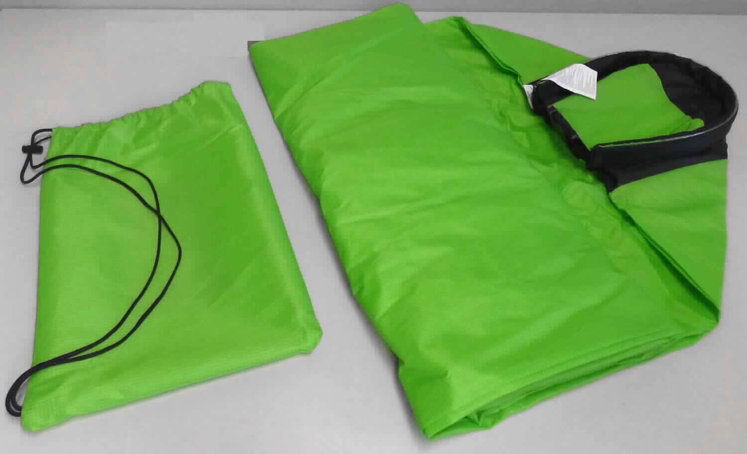 Luftliegesack, sog. Lounger To Go, Art. 214782, Foto siehe Anlage,
- in einem Gewebebeutel verpackt,
- in aufgeblasenem Zustand annähernd in Form eines Kanus; laut Antrag unaufgeblasen und flachliegend  
  in den Abmessungen (L x B): 240 cm x 70 cm,
- aus verschiedenen, einfarbigen Geweben aus laut Antrag Polyester (synthetische Chemiefasern),
- sackartig zusammengenäht; mit einer offenen Schmalseite, deren gegenüberliegenden Ränder nach innen 
  eingeschlagen sind und durch Zusammennähen zwei Kammern ausbilden, 
- beide Kammern sind vollständig mit klarsichtiger Kunststofffolie ausgekleidet, 
- am oberen Rand der "Lufteinfüllöffnung" mit eingearbeiteten, flachen, biegsamen "Leisten" aus Kunststoff, 
  einem Klickverschluss aus Kunststoff zum luftdichten Verschließen und Randeinfassungen aus Geweben 
  aus Spinnstoffen ausgestattet,
- durch Zusammenfügen konfektioniert,
- wird durch schnelles, gleichmäßiges Ziehen des offenen Endes durch die Luft mit Luft befüllt und dient als 
  Liege- und Sitzmöglichkeit, weist jedoch weder eine definierte Sitzfläche auf, noch ermöglicht es die 
  vollständige Entlastung des Körpers, somit keine Ware der Positionen 9401 und 9403,
- wird als Campingausstattung nicht vom Warenkreis der Position 9506 erfasst,
- stellt sich u. a. aufgrund der Ausstattung und Form nicht als aufblasbare Matratze der Unterposition 
  6306 4000 dar,
- im Hinblick auf die Verwendung sind der Kunststoff und die Gewebe aus Spinnstoffen gleichbedeutend; im 
  Hinblick auf das äußere Erscheinungsbild herrschen jedoch die Gewebe aus Spinnstoffen vor und verleihen der 
  Ware damit ihren wesentlichen Charakter.

"Campingausrüstung (Luftliegesack) aus Spinnstoffen, aus synthetischen Chemiefasern"