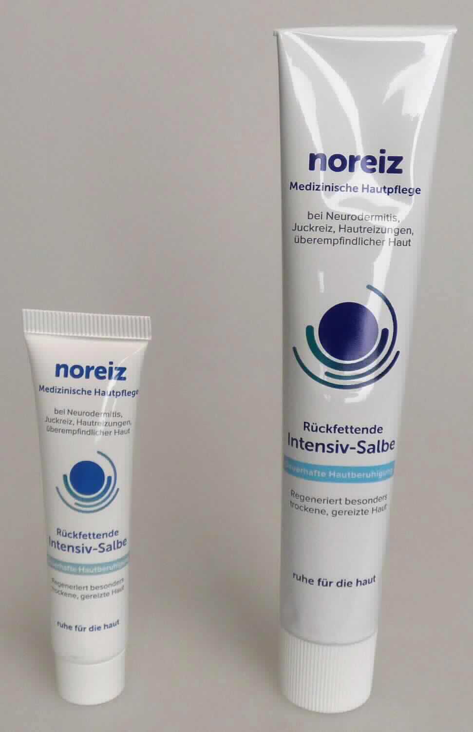 Andere Zubereitung zur Hautpflege; Intensiv-Salbe

Bei dem vorliegenden Erzeugnis handelt es sich um eine gelbe, viskose, cremige Zubereitung mit fettiger Konsistenz, abgepackt in einer weißen, bunt bedruckten Tube mit Drehverschluss (deklarierter Inhalt 15ml bzw. 50 ml). Nach den Angaben soll das Erzeugnis zur Hautpflege von besonders trockener und gereizter Haut  angewendet werden. Die Ware ist in einem bedruckten Pappfaltkarton für den Einzelverkauf aufgemacht. Die Verpackung trägt Hinweise zur Art der Anwendung und zur Zusammensetzung.

Die Ware ist als andere Zubereitung zur Hautpflege in die Position 3304 der Kombinierten Nomenklatur einzureihen.