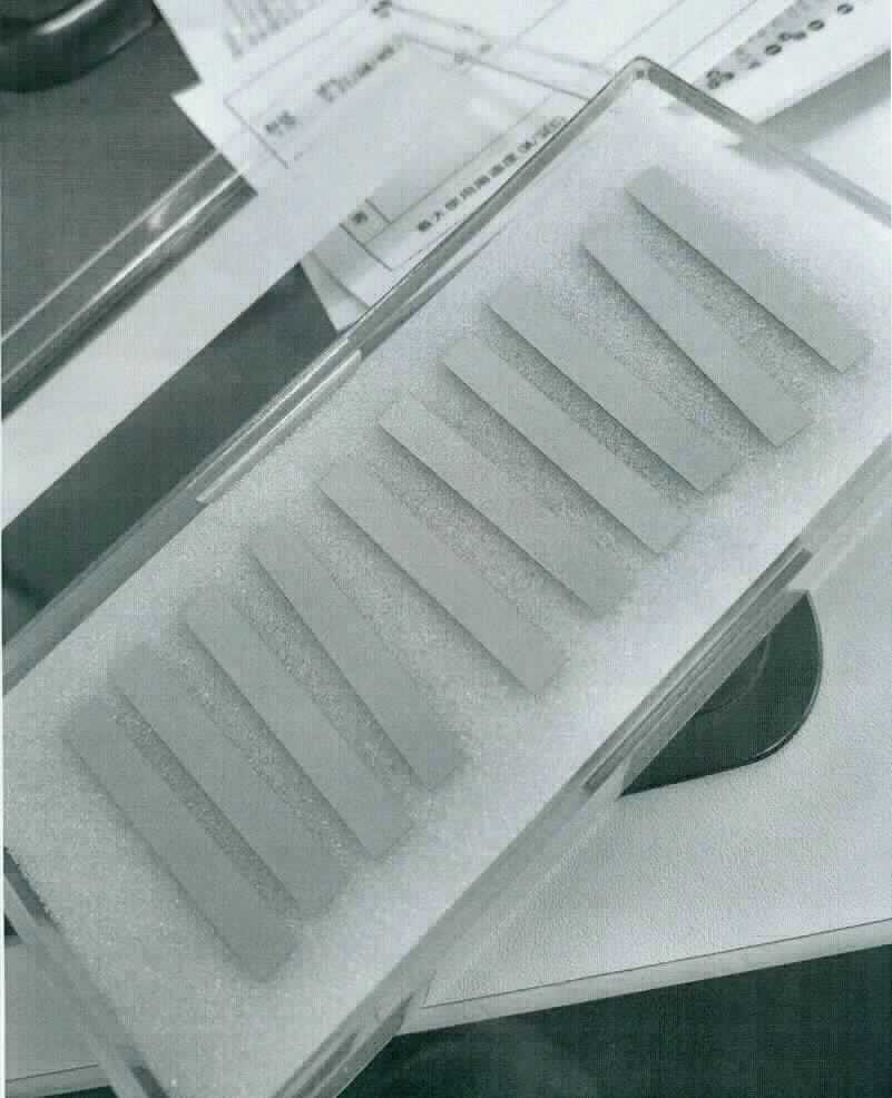 Angaben:
Ersatz-Feileneinlagen mit galvanisch belegtem Diamant; Spezifikation: HHA D20/30-H150; Abmessungen: Dicke: 0,2 mm / Breite: 6 mm / Länge: 40 mm; Korngröße: 20/30; die Feileneinlagen werden in Flachfeilen benutzt, um Vollhartmetallbohrer von Hand zu verfasen.

Befund:
Mühlsteine, Schleifsteine und dergleichen, aus agglomerierten synthetischen oder natürlichen Diamanten