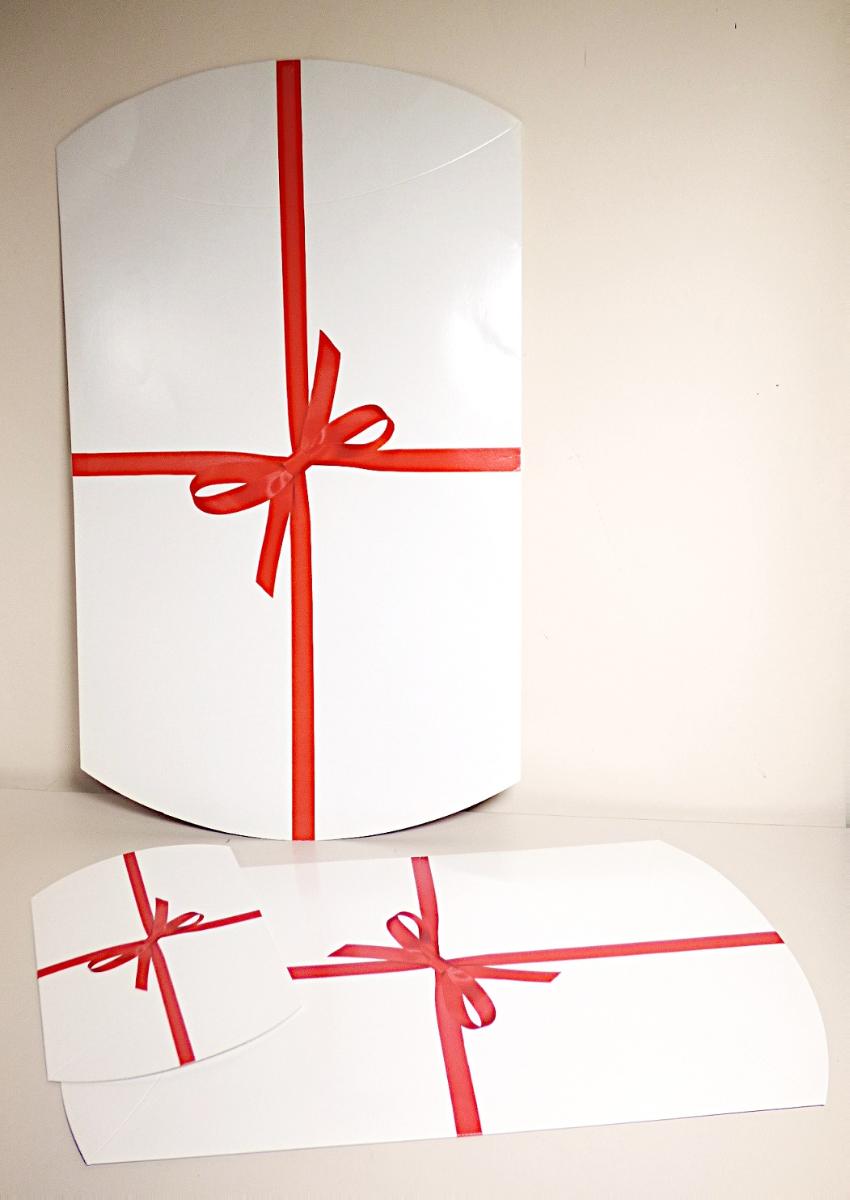 Es handelt sich um Verpackungsmittel, hergestellt aus Zuschnitten aus gestanzter, gefalzter, gerillter, nicht gewellter Pappe. Noch nicht aufgerichtet weisen die an einer Längsseite zusammengeklebten Zuschnitte Abmessungen von etwa 27,7 x 17,0, 52,0 x 31,0 und 68,0 x 41,0 cm auf. Durch Falzen, Drücken und Übereinanderschlagen der konvexen Schmalseiten entstehen kissenförmige Behältnisse mit den Abmessungen von etwa 22,0 x 16,0 x 5,5,  34,0 x 29,0 x 9,0  und 44,0 x 39,0 x 12,0 cm (Länge x Breite x Dicke). Die nach außen weisenden Oberflächen der Behältnisse sind lackiert und farbig bedruckt. Die Behältnisse sollen als Geschenkverpackungen verwendet werden.
Abbildung siehe Anlage.

Derartige Waren gehören als "Faltschachteln und -kartons aus nicht gewellter Pappe" zum TARIC-Code 4819 20 00 00.