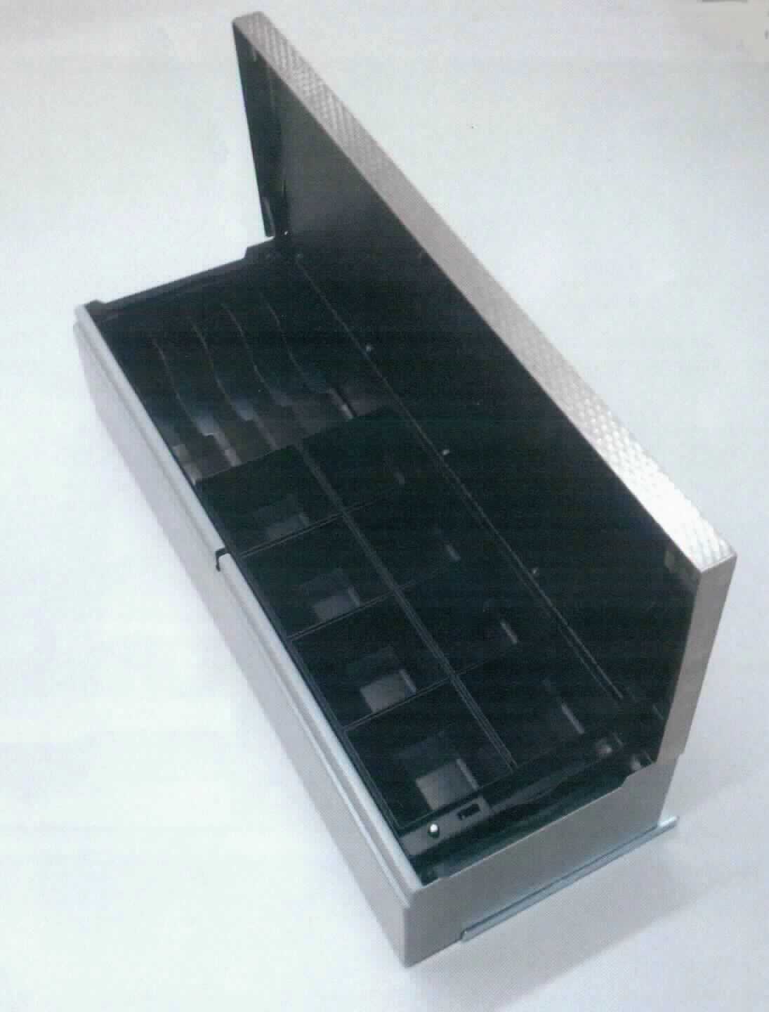 Bei der als Kassenlade bezeichneten Ware handelt es sich um eine Geldkassette, im Wesentlichen bestehend aus einem Gehäuse aus unedlem Metall (484,6 mm x 103 mm x 168 mm), versehen mit einem Schloss, 8 Münzbehältern, 5 Banknotenfächern, einem Öffnungssensor und einem 24 Volt -Anschluss zur automatischen Öffnung über ein elektronisches Kassensystem.

Das Erzeugnis dient zum Anschluss und zur Verwendung mit einem POS-Terminal bzw. einer Registrierkasse der UPos. (KN) 8470 5000.

Die Ware wird als "Zubehör, erkennbar ausschließlich oder hauptsächlich für Maschinen der Positionen 8470 bestimmt, nicht von der UPos. (HS) 8473 21 und der UPos. (KN) 8473 2910 erfasst" eingereiht.

Anlage: 1 Abbildung
