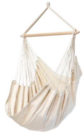 Hängesessel, Foto siehe Anlage,
- noch nicht zusammengesetzt eingehend,
- einer Hängematte ähnlich gearbeitet,
- mit einer ca. 161 cm x 124 cm großen Auflagefläche aus einfarbigen Geweben aus laut Antrag
  100 % Baumwolle,
- an den Längsseiten der Auflagefläche mit Schlaufen aus Seilen mit sowie zur Befestigung an einem
  sog. Spreizstab (nicht Gegenstand der vZTA) mit Aufhängevorrichtungen aus Seilen versehen,
  die jeweils durch die o. g. Schlaufen geführt und am oberen Ende zu einem Ring zusammengefügt
  sind; zur Befestigung an einem Gestell oder Baum mit einer weiteren Aufhängevorrichtung aus den
  o. g. Seilen versehen, die in der Mitte und an den Enden jeweils zu einem Ring zusammengefügt sind;
  alle Seile bestehen augenscheinlich aus Spinnstoffen,
- durch Zusammenfügen konfektioniert,
- die Ware weist weder eine definierte Sitzfläche noch eine angrenzende Rückenlehne auf und wird
  somit nicht vom Warenkreis der Position 9401 erfasst,
- im Hinblick auf die Bedeutung in Bezug auf die Verwendung und den Umfang bestimmen die
  Gewebe aus Spinnstoffen gegenüber den Seilen den wesentlichen Charakter des Hängesessels.

"Campingausrüstung (Hängesessel), aus Spinnstoffen, aus Baumwolle"