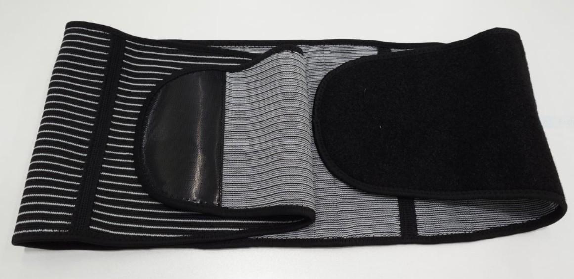 Rückenstützgürtel, in Erwachsenengröße, Foto siehe Anlage,
- in einem bedruckten Pappkarton mit Papiereinleger verpackt,
- wird um die Taille gelegt und in der Art einer Stützbandage getragen; in den maximalen Abmes-
  sungen (L x B) von ca. 110 cm x 20 cm,
- aus ca. 1﻿,﻿8 mm dicken, buntgewirkten, elastischen Gewirken aus laut Antrag 50 % Polyester und
  15 % Elasthan (beides synthetische Chemiefasern), 30 % Kupfer (Metallfasern) und 5 % Carbon
  (Kohlenstofffasern),
- im Rückenbereich mit vier eingearbeiteten, schmalen, flexiblen Federstäbchen aus Kunststoff, die
  keine orthopädische Stützwirkung entfalten, sondern lediglich das Aufrollen der Bandage verhin-
  dern,
- vor dem Bauch mit Klettverschluss zu schließen,
- mit einem aufgenähten Firmenlogo versehen,
- an den Rändern mit schmalen, elastischen Gewirkestreifen aus Spinnstoffen eingefasst,
- durch Zusammennähen konfektioniert,
- dient laut Antrag der Stabilisierung des unteren Rückens bei Belastung,
- erfüllt nicht die Bedingungen zur Einreihung in die Position 9021.

"Den Hüftgürteln ähnliche Ware (Stützgürtel) aus Spinnstoffen"