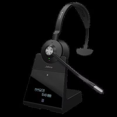 Headset (Abbildung siehe Anlage),
- aus einem Lautsprecher (Hörer) mit Ohrpolster, Bluetooth-Funksende- und -empfangseinheit
  sowie Akkumulator in einem Gehäuse mit zwei Mikrofonen an einem verstellbaren Mikrofonarm,
  LED-Statusanzeige, Bedienelement (für Lautstärke, Rufannahme und -beendigung, Stummschaltung),
  Kopfbügel und Ladekontakten (Abmessungen: 147 x 32 x 169 mm),
- zum Umwandeln elektrischer Tonfrequenzsignale in Schallwellen und zum Umwandeln von
  Schallwellen in elektrische Tonfrequenzimpulse - kennzeichnende Haupttätigkeit - sowie zum
  Senden und Empfangen von Audiosignalen im Bluetooth-Standard für das drahtlose Telefonieren
  im Freisprechbetrieb mit Mobiltelefonen und weiteren Endgeräten ohne Wählmöglichkeit,
- zusammen mit Beipack (Basisstation, Kabel, Netzteil, Nackenbügel, Dokumentationen und
  Bedienungsanleitung) in einer gemeinsamen Verkaufsumschließung.
Das Headset bestimmt den Charakter des Ganzen.

"Kopfhörer kombiniert mit Mikrofon (Kombination aus Kopfhörer mit Mikrofon - kennzeichnende
 Haupttätigkeit - und Funksende- und -empfangseinheit, in Warenzusammenstellung mit nicht
 charakterbestimmendem Beipack, in Aufmachung für den Einzelverkauf)"