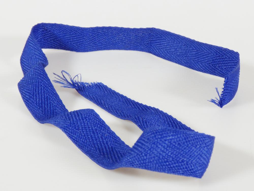 Band, sog. Köperband, Foto siehe Anlage,
- als Meterware, mit einer Breite von ca. 1,7 cm,
- aus einem gefärbten Gewebe aus synthetischen Chemiefasern (laut Antrag Polyester),
- mit echten Webkanten an beiden Längsseiten, 
- kein Samt, Plüsch, Chenille- oder Schlingengewebe,
- keine Elastomergarne oder Kautschukfäden enthaltend.      
                                                         
"Band, keine Ware der Position 5807, anderes als in den Unterpositionen (HS) 5806 10 und 5806 20
 genannte, aus Chemiefasern, mit echten Webkanten"