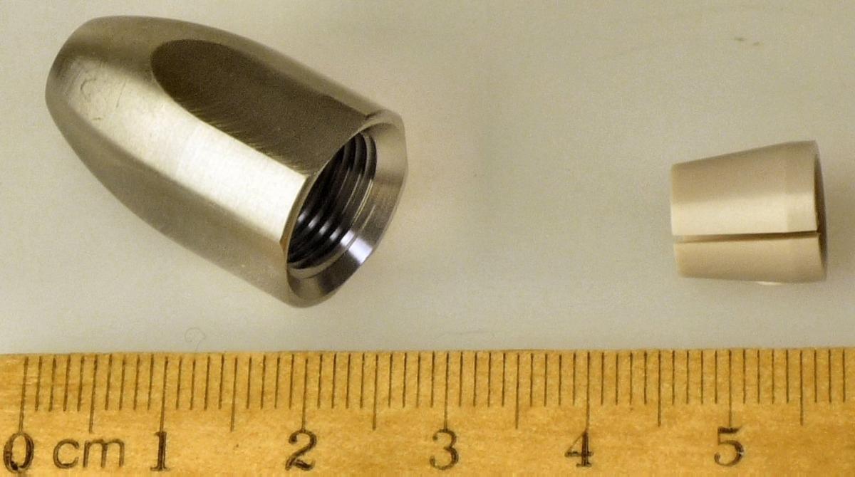 Sog.Gewindeaufsatz,
- aus einem etwa kegelförmigen Körper mit einer mittigen Öffnung, mit eingesetztem Kunststoffspreiz-
  ring und Innengewinde (Abbildung siehe Anlage),
- zur Fixierung eines Fokussierrohres innerhalb einer Wasserstrahlschneidemaschine zur Verwen-
  dung in verschiedenen Industriezweigen.

"Teil, erkennbar ausschließlich für Maschinen der Position 8456 bestimmt, nicht von dem TARIC-Code
8466 9340 00 erfasst, für Maschinen der Unterposition 8456 5000  - sog. Gewindeaufsatz für Wasser-
strahlschneidemaschine"