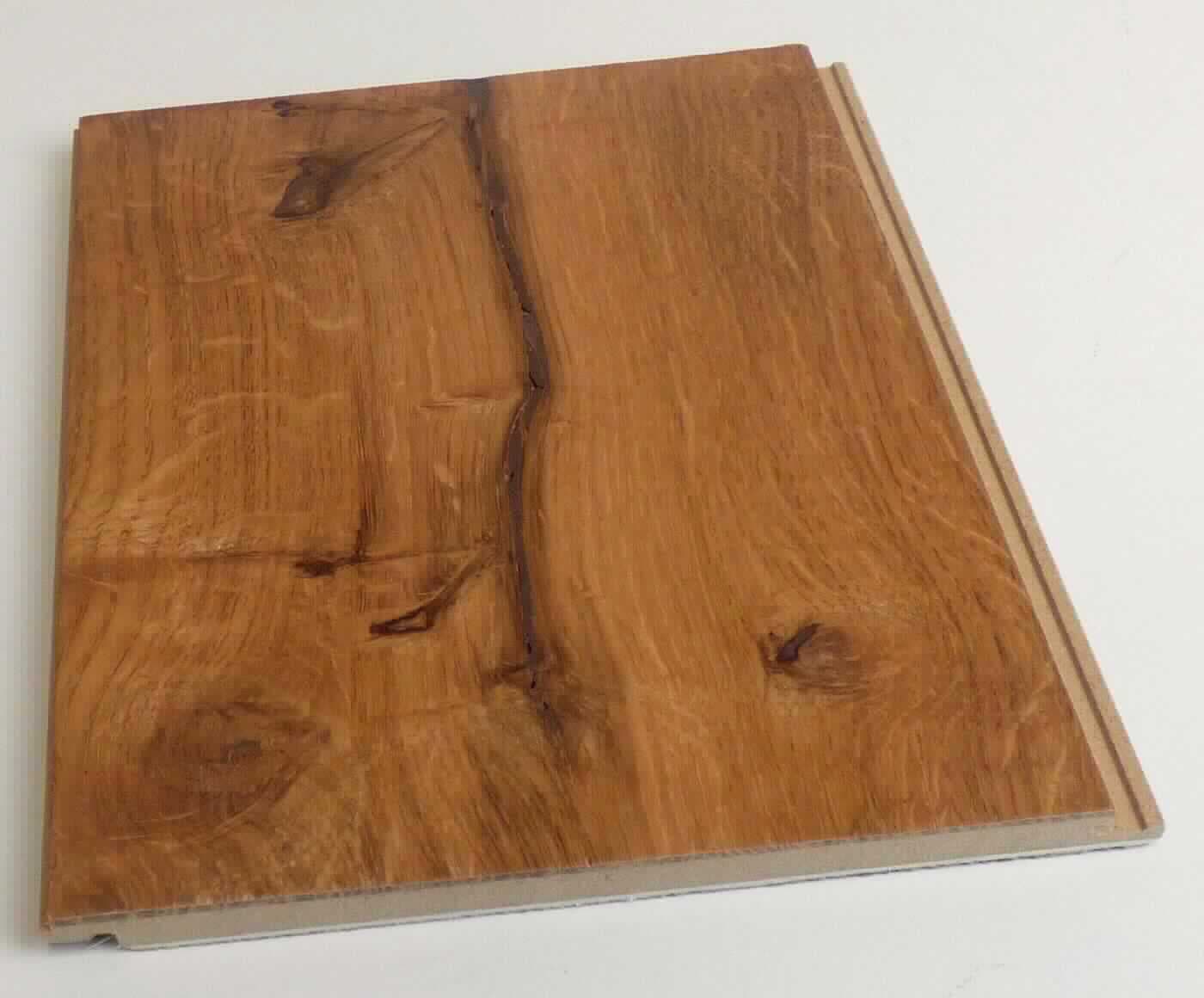 Furnierparkett

Antragsangaben (als zutreffend unterstellt): Furnierboden aus vier Komponenten bestehend; aus einer 1,8 mm Furnier-Deckschicht aus Echtholz, aufgebracht auf einer HDF-Trägerplatte mit einem Gegenzug aus Nadelholz und einer Trittschalllage aus Kork. Die Deckschicht besteht aus Eiche oder Walnuss. Die Platten sind profiliert und als Fußbodenbelag zu verwenden.

Beschaffenheit des vorgelegten Warenmusters: Furnierplatte, jeweils bestehend aus einer HDF-Trägerschicht (Mittellage), einer Furnier-Deckschicht aus Eiche, einer Gegenzuglage aus Nadelholz sowie einer Trittschalldämmlage aus verleimten Korksplittern. Entlang der Längskanten ist das Brett profiliert (Nut / Spund). 
Abmaße des Warenmusters: ca. 20 (L) x 16,7 (B) x 1,2 (D) cm 

Furniertes Holz, nicht mit Block-, Stab-, Streifen- oder Stäbchenholzmittellage, keine Spanplatte enthaltend, mit mindestens einer äußeren Lage aus den in der Unterposition 4412 9940 genannten Laubhölzern.