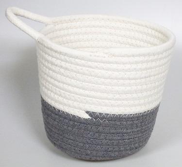 Aufbewahrungskorb, sog. Baumwollkorb S, Art.Nr. 9979826, Foto siehe Anlage,
- mit einem bedruckten Hangtag und eingenähten Label versehen,
- in annähernd zylindrischer Form, oben offen, mit kreisförmiger Grundfläche und einem
  eingearbeiteten Henkel; in den Abmessungen von laut Antrag 17 cm x 14 cm, 
- aus ca. 0,6 cm dicken weißen und anthrazitfarbenen Rundgeflechten mit enger Flechtweise und
  festem Gefüge (Seil) sowie einer Seele aus Spinnstoffen aus laut Antrag Baumwolle und 
  synthetischen Chemiefasern (Polyester),
- spiralförmig zusammengenäht (u. a. damit konfektioniert),
- stellt sich nicht als Behältnis der Position 4202 dar, da die Ware weder namentlich im
  Positionswortlaut genannt, noch einem der dort genannten Behältnisse ähnlich ist,
- ohne raumbezogene Funktion, somit keine Ware der Position 6304.

"Ware aus Seilen, anderweit weder genannt noch inbegriffen"