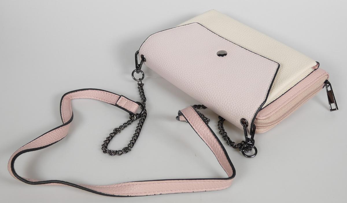 Handtasche, Foto siehe Anlage,
- mit einer Außenseite aus Kunststofffolien (lederartig geprägt),
- mit einem abnehmbaren Schultertragegurt in Form einer Gliederkette aus unedlem
   Metall mit einem mittig eingesetzten Streifen aus Kunststofffolie,
- mit einem aufgesetzten Vorfach, das von der Überschlagklappe verdeckt wird,
- das Hauptfach ist mit einer Überschlagklappe mit einem magnetischen Druckknopfverschluss und
  einem an drei Seiten verlaufenden Reißverschluss versehen,
- - gefüttert; innen durch einen Trennsteg mit Reißverschlussfach in zwei Fächer unterteilt und
     mit acht offenen Einsteckfächern ausgestattet,
- mit den Abmessungen: ca. 19 cm (Breite) x 14 cm (Höhe) x 4 cm (Tiefe),
- Handtasche, da aufgrund der Größe und des Gesamteindrucks in erster Linie dazu geeignet,
  kleinere, persönliche Gegenstände aufzunehmen.

"Handtasche, mit Außenseite aus Kunststofffolien"
