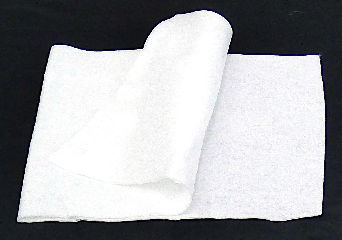 Es handelt sich um ein einlagiges Vlies aus nicht versponnenen Fasern. Das Vlies weist eine gewirkeähnliche Oberflächenstruktur auf. Es besteht nach den Angaben der Antragstellerin aus papiermäßig aufgeschlossenem Zellstoff (gewichtsmäßig vorherrschend) und Tencel (Chemiefasern aus regenerierter Cellulose). Das Vlies soll z. B. im sanitären Bereich zu feuchten Einwegtüchern weiterverarbeitet werden. Die Ware wird in Rollen mit einer Breite von weniger als 36 cm gehandelt.

Abbildung siehe Anlage (es ist ein Probenabschnitt der Ware abgebildet).

Derartige Waren gehören als "Vliese aus Zellstofffasern, von der im Haushalt oder zu sanitären Zwecken verwendeten Art, in Rollen mit einer Breite von 36 cm oder weniger, andere als in den Unterpositionen 4818 10 10 bis 4818 90 10 genannte" zum TARIC-Code 4818 9090 00.