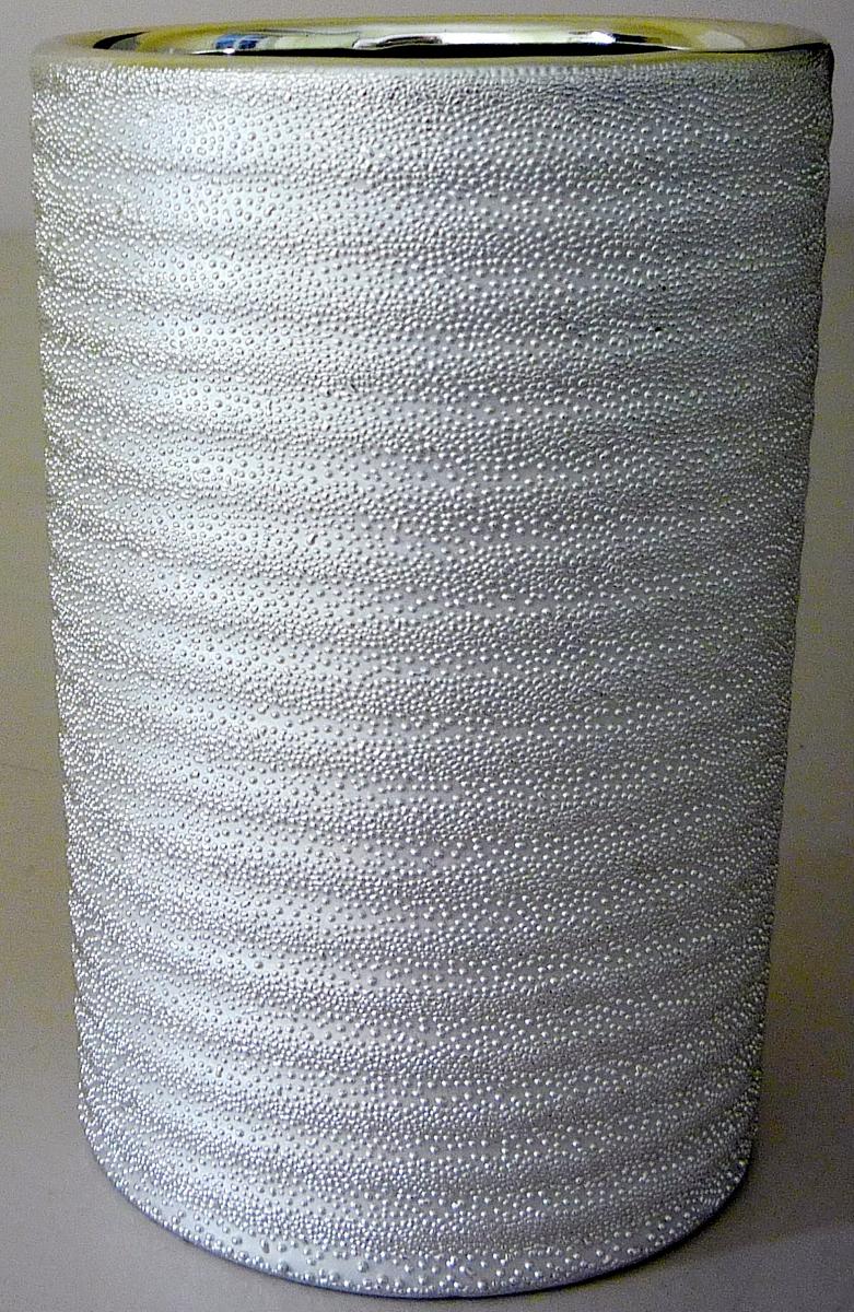 Keramischer Toilettengegenstand, Foto siehe Anlage,
- glasierter, zylinderförmiger Becher,
- außen mit einer rillenartigen Struktur in Bläschenoptik versehen und silberfarben bemalt,
- mit einer Höhe von ca. 11 cm,
- mit einem Durchmesser von ca. 7 cm,
- keramisches Erzeugnis, nach der Formgebung gebrannt, tonmineralhaltiges Material enthaltend,
- lt. Antrag aus Steinzeug,
- zur Verwendung als Zahnputzbecher im Badezimmer bestimmt.

"Keramischer Toilettengegenstand, aus Steinzeug"