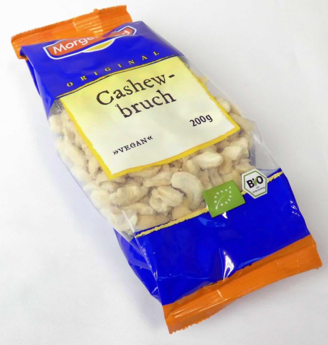 Cashewkerne

Beschaffenheit des vorgelegten Warenmusters:
Blauer, rückseitig etikettierter Folienbeutel mit Sichtfenster; aufgedruckt die Warenbezeichnung (Cashewkerne, Großbruch, getrocknet) sowie Angaben zu den Zutaten (Cashewkerne), zum Nährwert und zur Inhaltsmenge 
(200 g).
Inhalt: Geschälte und enthäutete, beigefarbene, teils intakte, teils gebrochene Cashewkernhälften; ohne äußere Braunfärbung, die auf ein Rösten hinweist; Geruch nussig, nicht geröstet; Geschmack Cashewkernen entsprechend, aromatisch, süßlich, nicht geröstet.

Es ergeben sich keine Hinweise auf eine über Kapitel 8 der KN hinausgehende Behandlung.

Cashewkerne, ohne Schale, getrocknet.