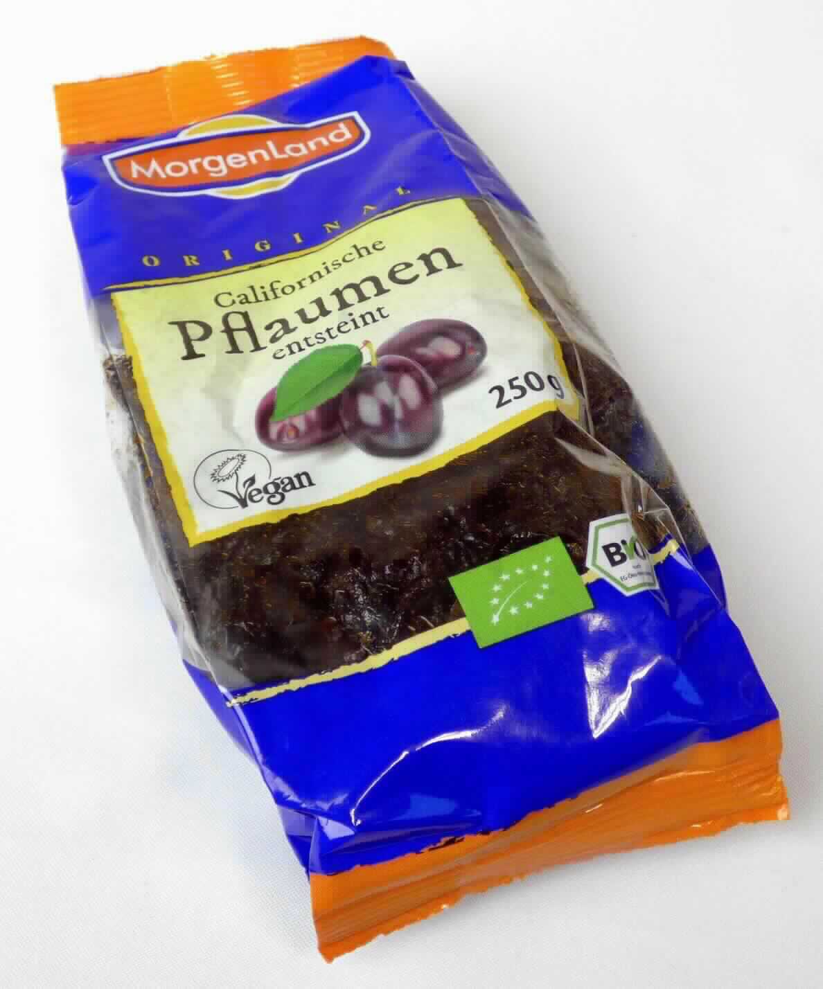 Pflaumen, getrocknet

Beschaffenheit des vorgelegten Warenmusters:
Blauer, bunt bedruckter Folienbeutel mit Sichtfenster; aufgedruckt die Warenbezeichnung (Pflaumen, entsteint, getrocknet) sowie Angaben zu den Zutaten (Pflaumen), zum Nährwert und zur Inhaltsmenge (250 g).
Inhalt: Schwarzbraune, etwa 2,5 cm lange, entsteinte, leicht klebrige, getrocknete Pflaumen; Geschmack handelsüblichen getrockneten Pflaumen entsprechend, fruchtig, leicht säuerlich, natursüß.

Es ergeben sich keine Hinweise auf eine über Kapitel 8 der KN hinausgehende Behandlung.

Früchte, getrocknet, Pflaumen.