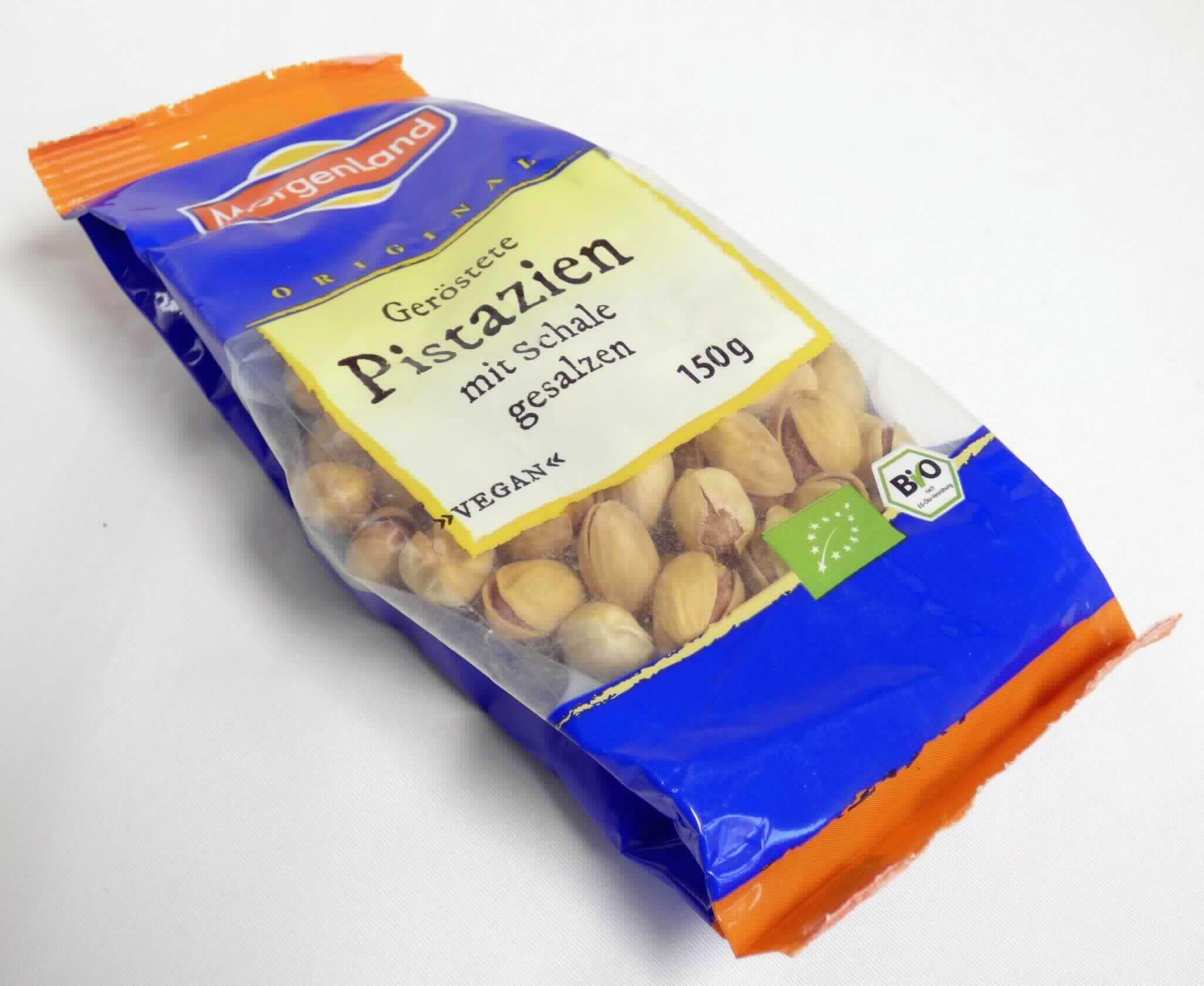 Pistazien, geröstet, gesalzen.

Antragsangaben: Pistazien in Schale geröstet, gesalzen. Zutaten: Pistazien, Meersalz.

Beschaffenheit des vorgelegten Warenmusters: ganze Pistazienkerne mit Samenhaut, in der aufgeplatzten Schale. Geschmack: schwach fettig, salzig, aromatisch und nach Pistazie. Aufmachung: in einer etikettierten 150 g-Originalkunststofftüte.

Früchte, Nüsse und andere genießbare Pflanzenteile, in anderer Weise zubereitet oder haltbar gemacht, auch mit Zusatz von Zucker, anderen Süßmitteln oder Alkohol, anderweit weder genannt noch inbegriffen, Schalenfrüchte, Erdnüsse und andere Samen, auch miteinander vermischt, andere (als Erdnüsse), in unmittelbaren Umschließungen mit einem Gewicht des Inhalts von 1 kg oder weniger, keine tropischen Nüsse, geröstete Nüsse, Pistazien.