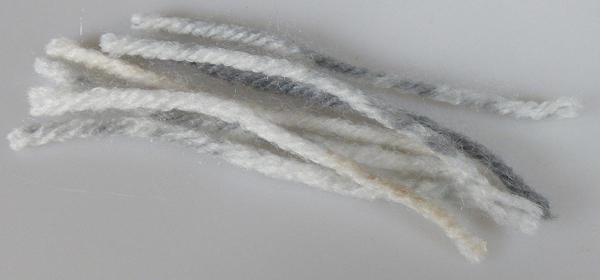 Garne, sog. Wolle Nancy, Art. 8658859 und 8658257, Foto siehe Anlage,
- laut Antrag im Knäuel und mit einer bedruckten Papierbanderole umhüllt, 
- mit einer Länge von laut Antrag 216 m und einem Gewicht von ca. 100 g, somit in Aufmachung
  für den Einzelverkauf,
- laut Untersuchungsergebnis:
-- bedruckt,
-- gezwirnt, mit einer S-Drehung als letzter Drehung, u. a. somit kein Nähgarn,
-- aus synthetischen Spinnfasern (laut Antrag Polyacryl), somit keine Ware der Unterposition 5511 30,
-- mit einem Titer von ca. 4630 dtex, somit kein Bindfaden.

"Garne aus synthetischen Spinnfasern, kein Nähgarn, in Aufmachungen für den Einzelverkauf, mit einem
 Anteil an synthetischen Spinnfasern von mehr als 85 GHT"