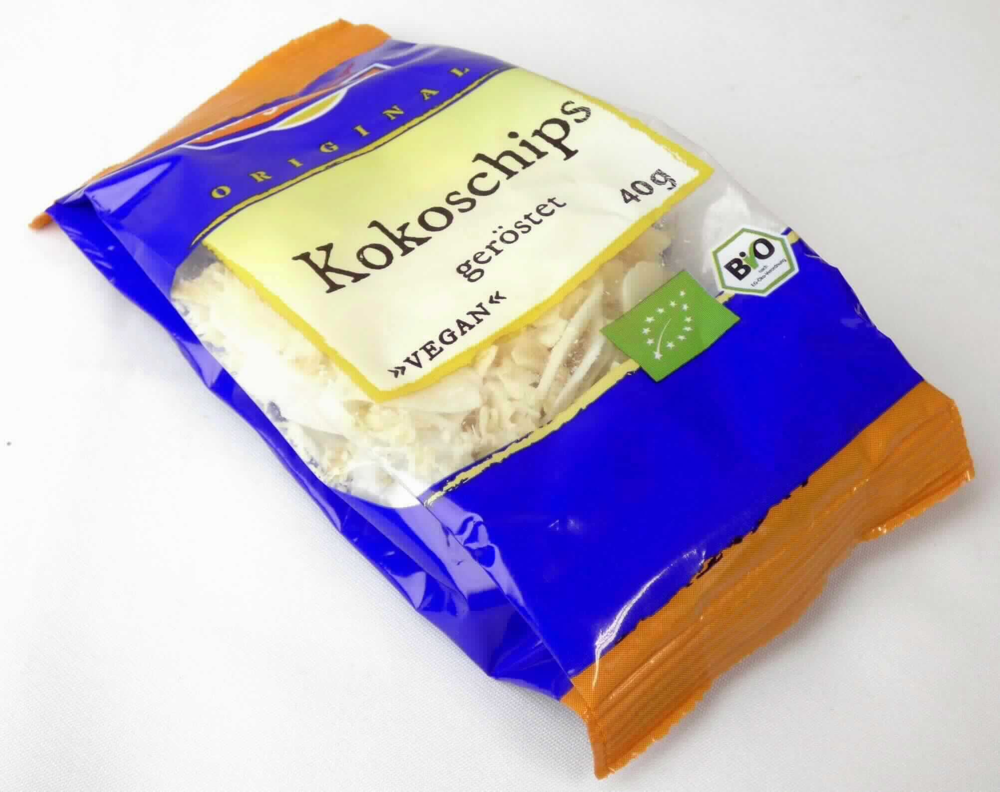 Kokosnusschips

Antragsangaben: geröstete Kokosnusschips. Zutaten: Kokosnuss.

Beschaffenheit des vorgelegten Warenmusters: beige bis hellbraune, in der Größe variierende, knusprig und nach Kokosnuss schmeckende Chips mit Röstmerkmalen. Aufmachung: in einer etikettierten Original-Kunststofftüte. Aufdruck: (auszugsweise): "Kokoschips, geröstet; 40 g".

Früchte, Nüsse und andere genießbare Pflanzenteile, in anderer Weise zubereitet oder haltbar gemacht, auch mit Zusatz von Zucker, anderen Süßmitteln oder Alkohol, anderweit weder genannt noch inbegriffen, Schalenfrüchte, Erdnüsse und andere Samen, auch miteinander vermischt, andere als Erdnüsse, in unmittelbaren Umschließungen mit einem Gewicht des Inhalts von 1 kg oder weniger, tropische Nüsse, andere.