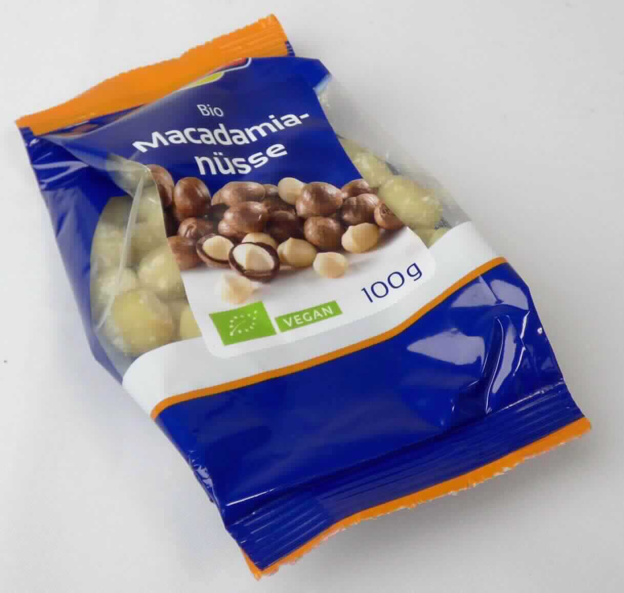 Macadamianüsse, ohne Schale, getrocknet

Beschaffenheit des vorgelegten Warenmusters:
Blauer, vorder- und rückseitig etikettierter Folienbeutel mit Sichtfenstern; auf den Etiketten aufgedruckt die Warenbezeichnung (Macadamianüsse ohne Schale, getrocknet) sowie Angaben zu den Zutaten (Macadamianüsse), zum Nährwert und zur Inhaltsmenge (100 g).
Inhalt: Beigefarbene, geschälte und enthäutete ganze Macadamianüsse mit einem Durchmesser von etwa 2 cm; Geschmack aromatisch, süßlich, Macadamianüssen entsprechend; keine Röstaromen wahrnehmbar.

Es ergeben sich keine Hinweise auf eine über Kapitel 8 der KN hinausgehende Behandlung.

Macadamia-Nüsse, ohne Schale, getrocknet.