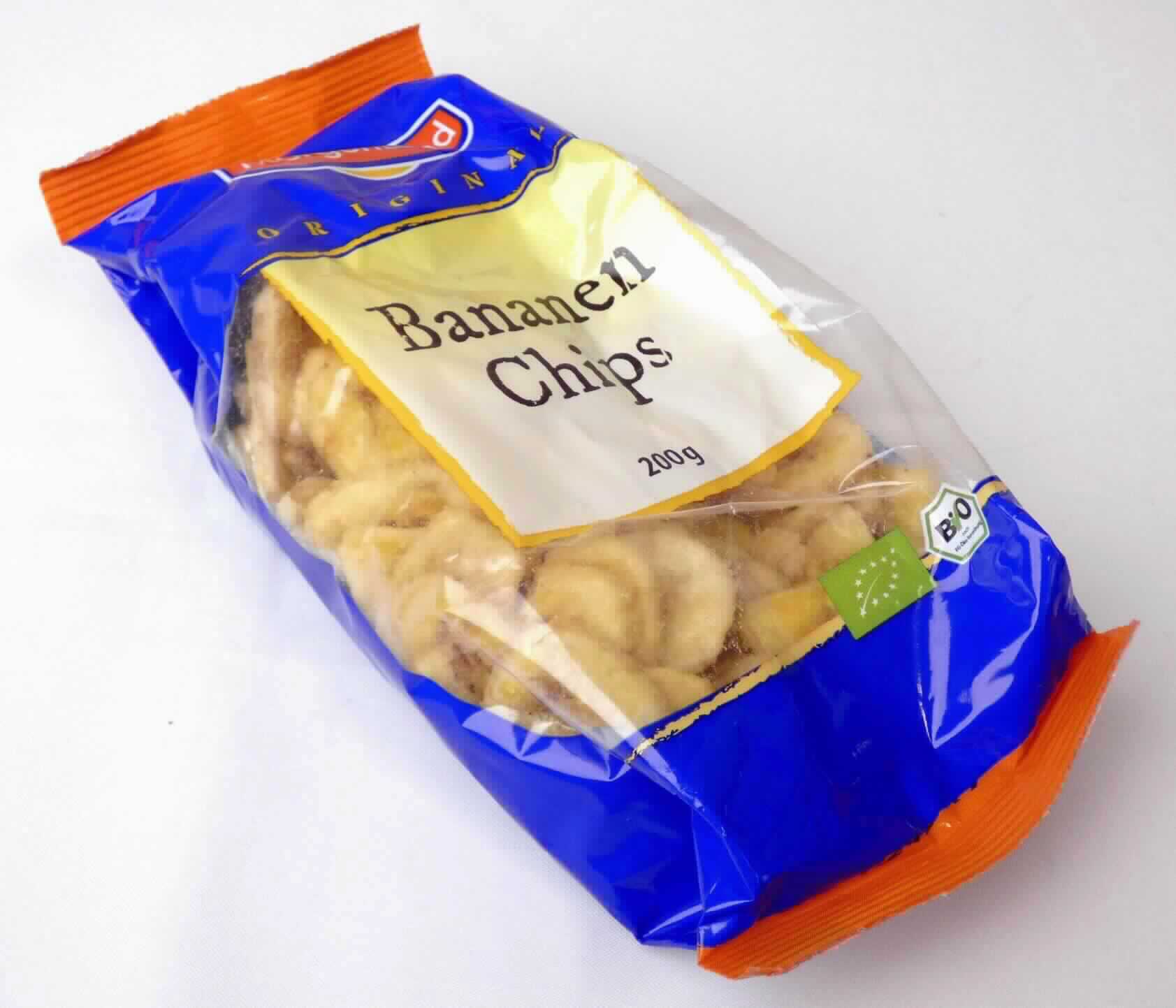 Bananen, zubereitet.

Antragsangaben (als zutreffend unterstellt): Bananenscheiben, frittiert, gesüßt. Zutaten: Bananen 68 %, Kokosnussöl, Rohrzucker.

Beschaffenheit der vorgelegten Warenprobe: beigefarbene bis gelbe, harte und bis zu 5 mm dicke Scheiben von Bananen, süß, leicht fettig und nach Banane schmeckend. Aufmachung: in einer etikettierten Originalkunststofftüte. Aufschrift (auszugsweise): 200 g; Nährwertangaben pro 100 g: Kohlenhydrate: 61 g, davon Zucker: 18 g.

Alkohol (gemäß Angabe): nicht enthalten. 
Zuckergehalt i. S. der ZAnm 2 a), Absatz 1 zu Kap 20 (gemäß Angabe): mehr als 9 GHT. 
Zugesetzter Zucker i.S. der ZAnm 3, 2. Anstrich zu Kap 20: enthalten.

Früchte, Nüsse und andere genießbare Pflanzenteile, in anderer Weise zubereitet oder haltbar gemacht, auch mit Zusatz von Zucker, anderen Süßmitteln oder Alkohol, anderweit weder genannt noch inbegriffen, andere als in den UPos 2008 11 bis 2008 97 des HS genannt, ohne Zusatz von Alkohol, mit Zusatz von Zucker, in unmittelbaren Umschließungen mit einem Gewicht des Inhalts von 1 kg oder weniger, andere, andere.